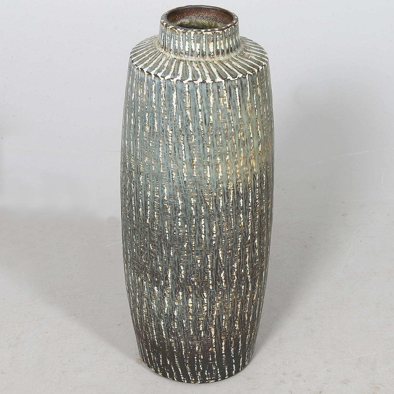 GOLVVAS, stengods, "Rubus", Gunnar Nylund, Rörstrand, 1900-talets andra hälft.