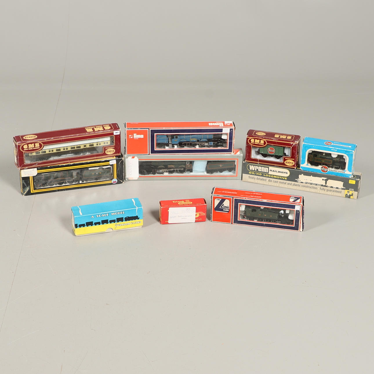 VARIOUS 00 GAUGE LOCOMOTIVES & ROLLING STOCK.