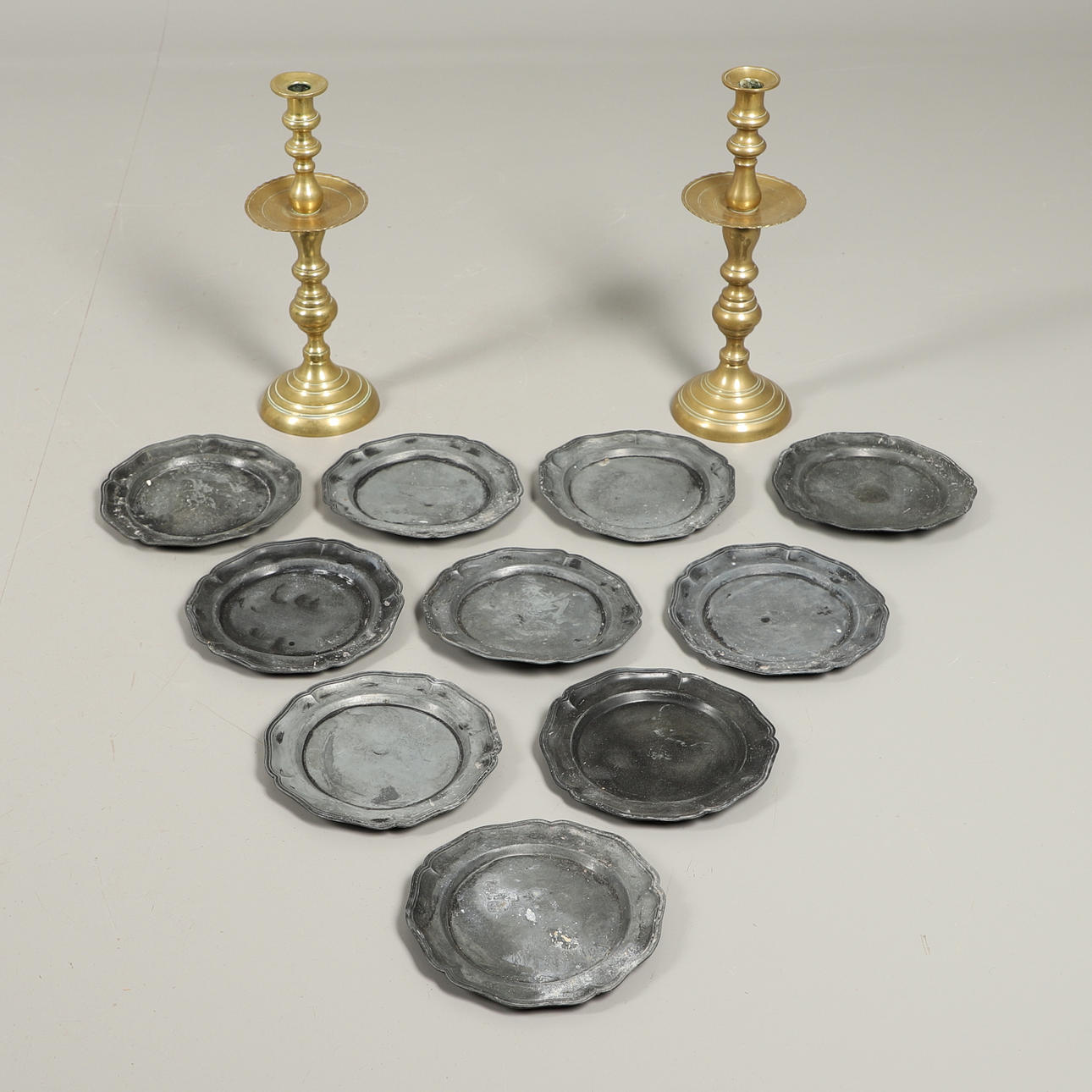 EIN PAAR KIRCHLICHE KERZENHALTER AUS MESSING.