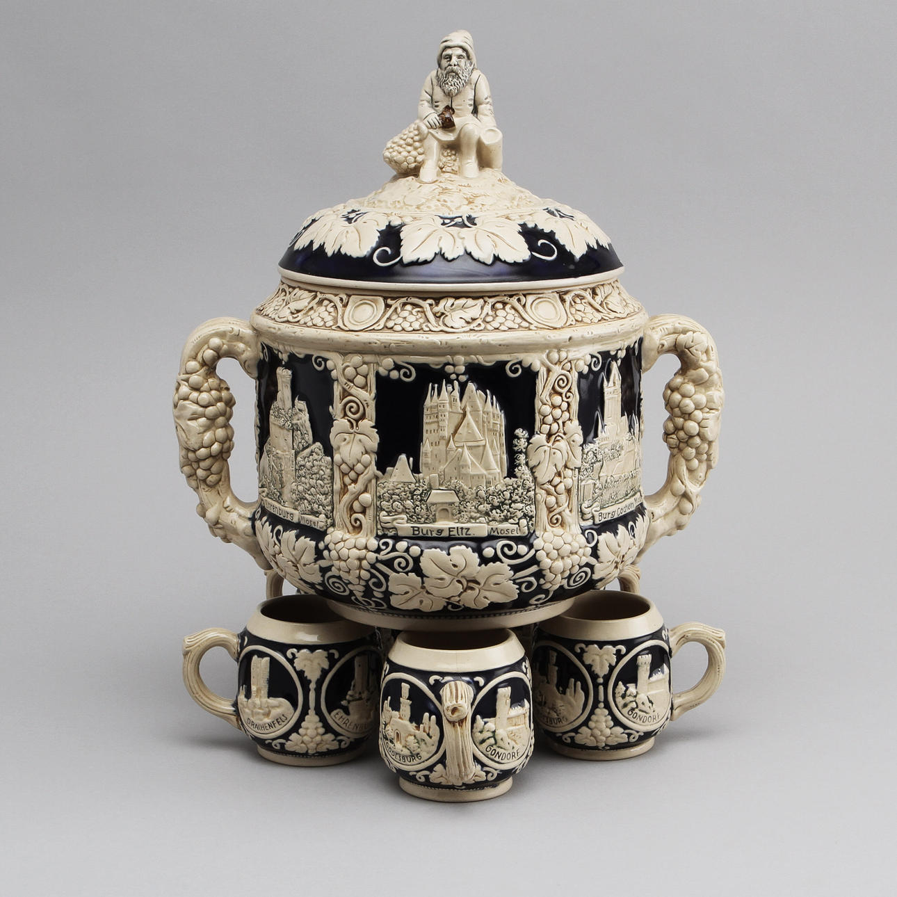 BÅLSKÅL med lock samt KOPPAR, 6 delar, lergods, Tyskland, 1900-tal.