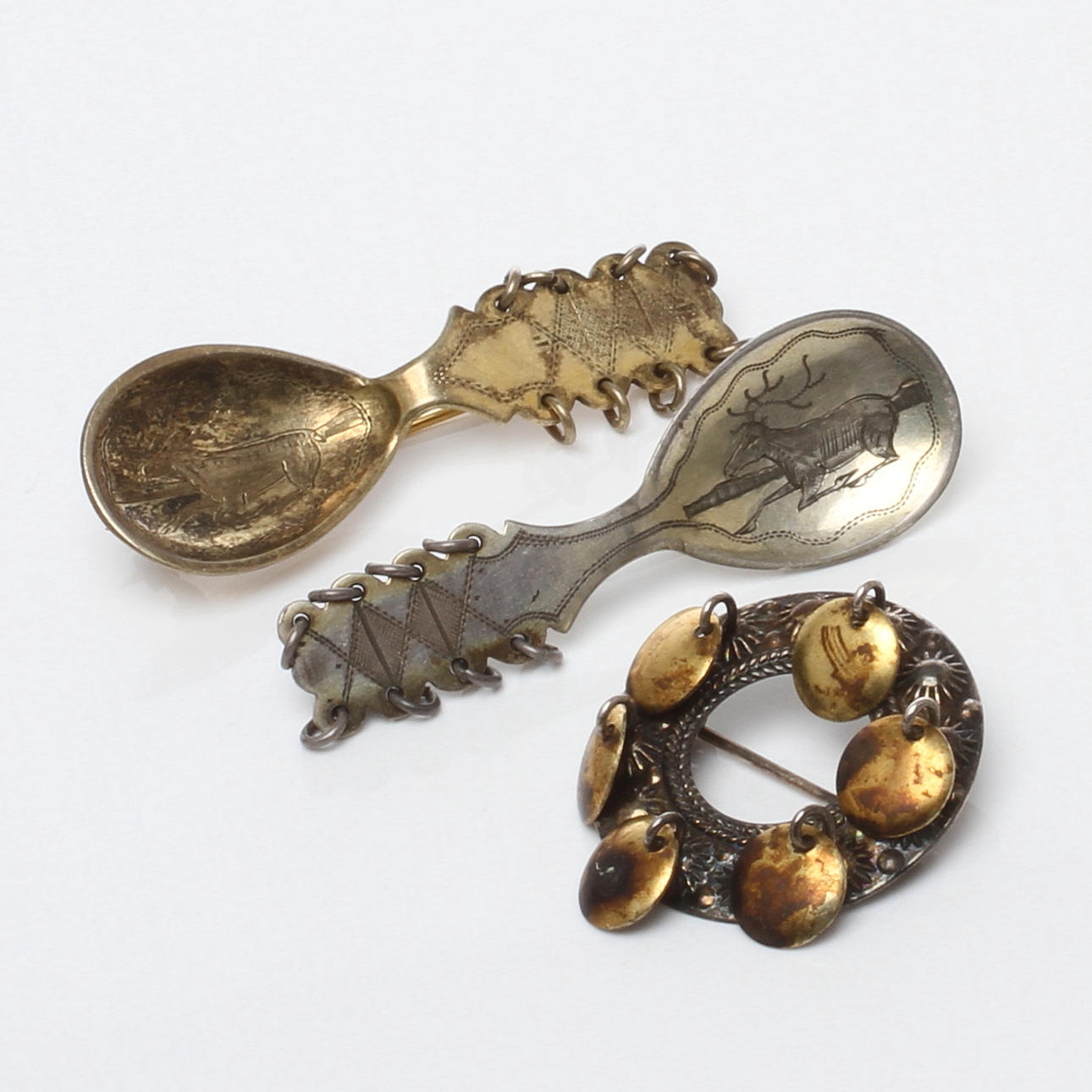 BROSCHER, 3 st, delvis stämplade Eric Lindbäck Nederkalix.