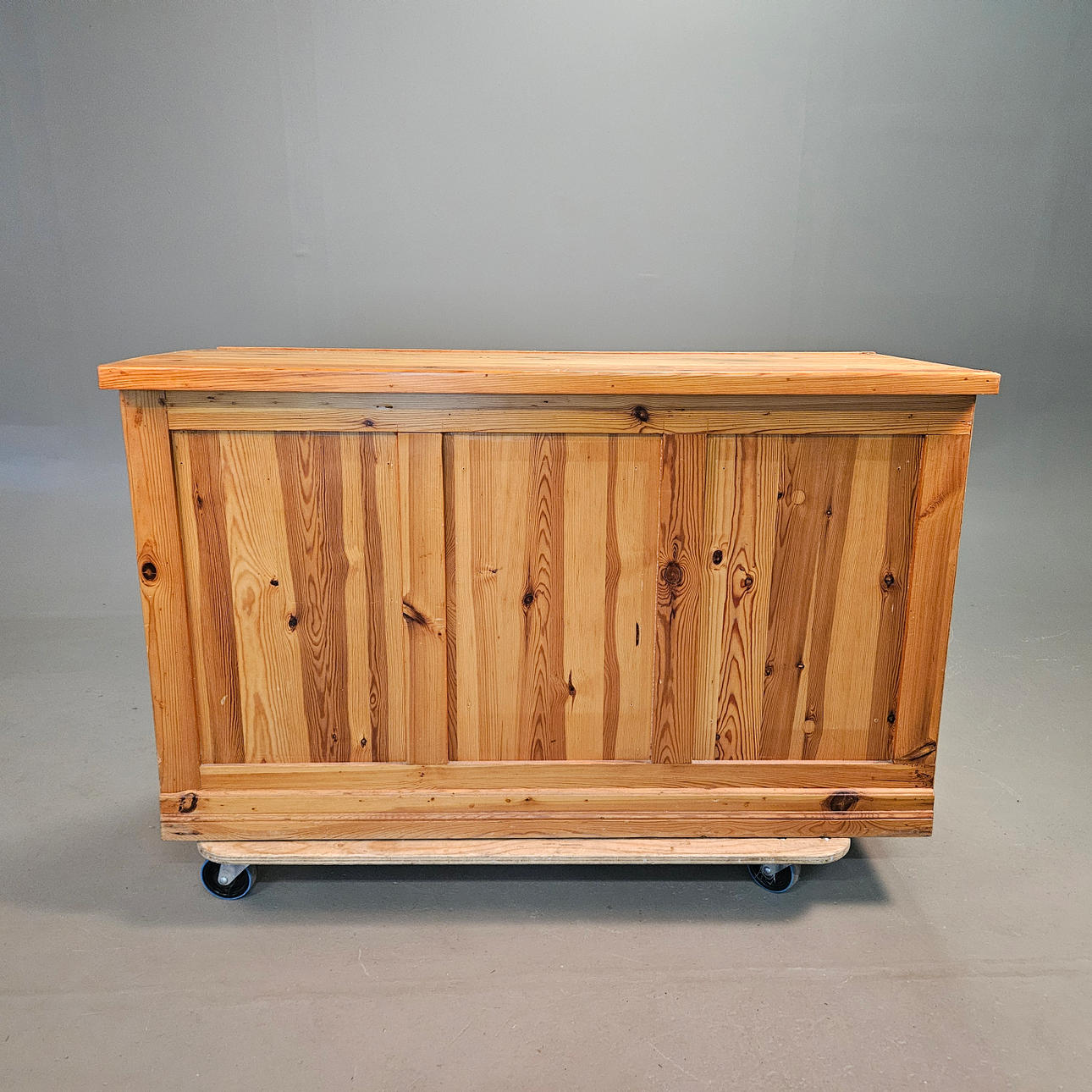 Købmandsdisk, fyrretræ, 20. århundrede.