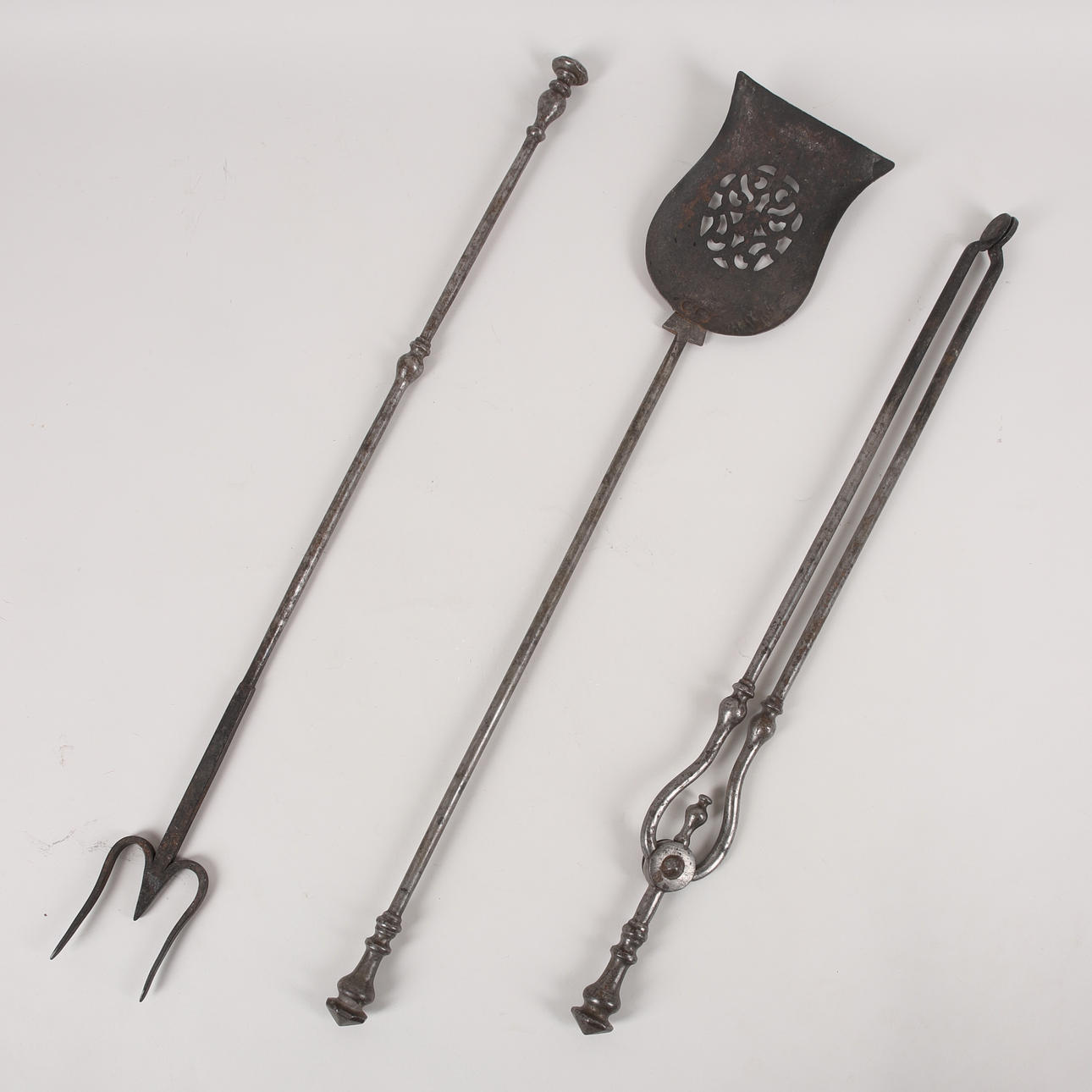 BRASREDSKAP, 3 st, smide, 1900-tal.