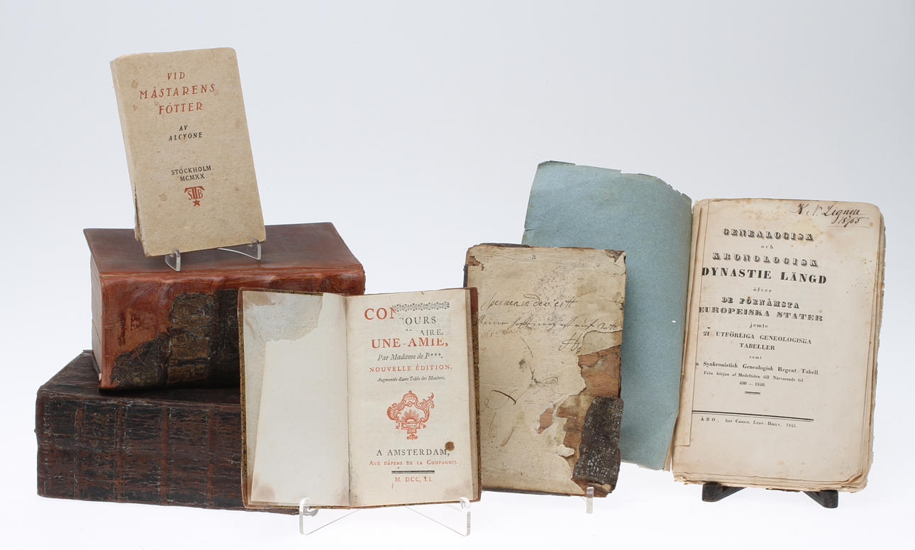 BÖCKER, 5 st, Genealogisk och Kronologisk Dynastie Längd öfver De Förnämsta Europeiska Stater, två biblar med mera.