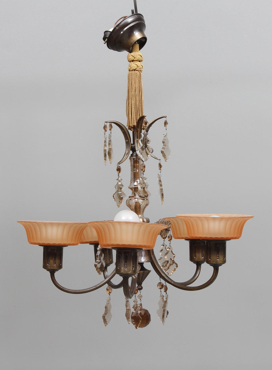 TAKLAMPA, med öppna kupor, behängd med prismor, 1900-talets första hälft.