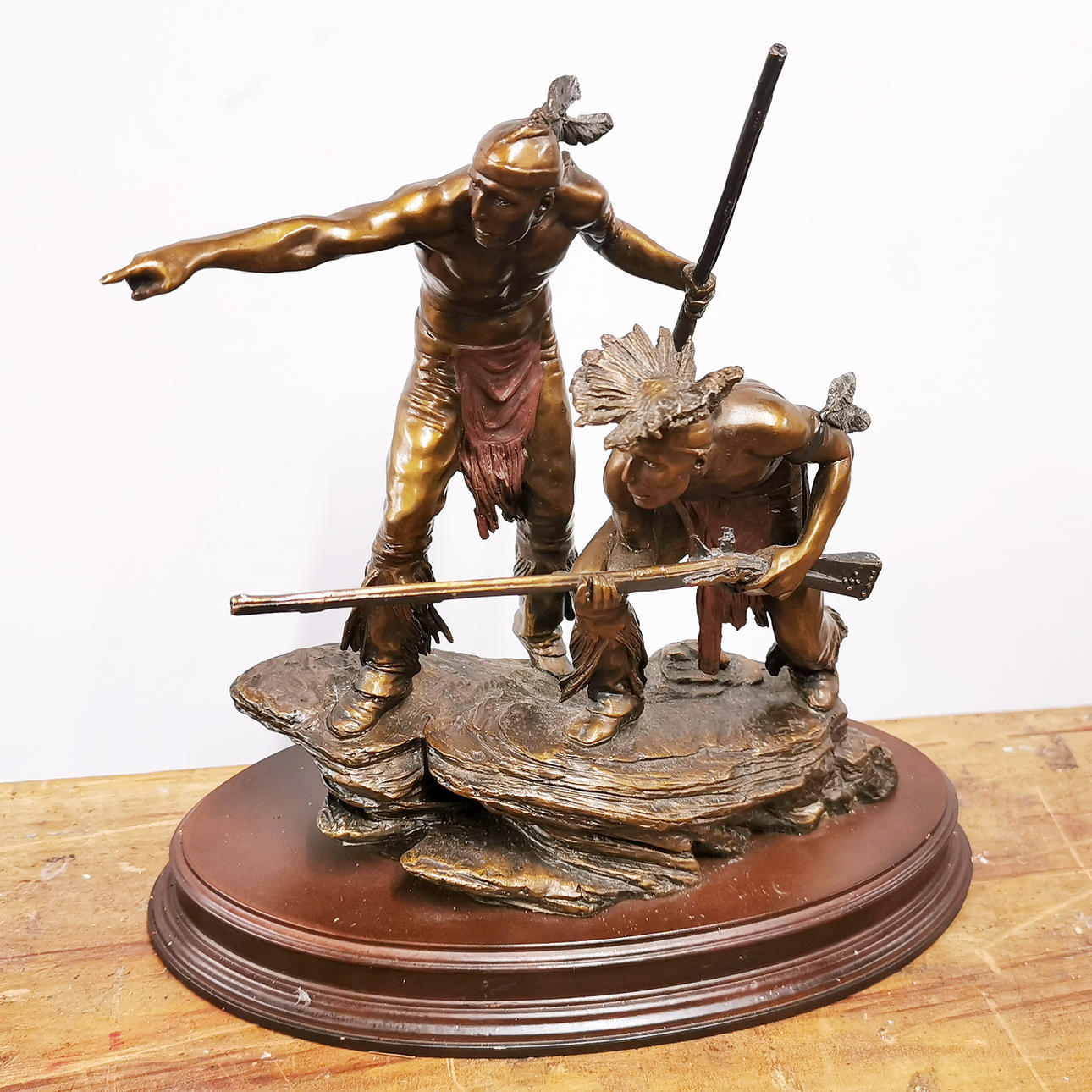 BRONZE INDFØDT AMERIKANSK SKULPTUR.