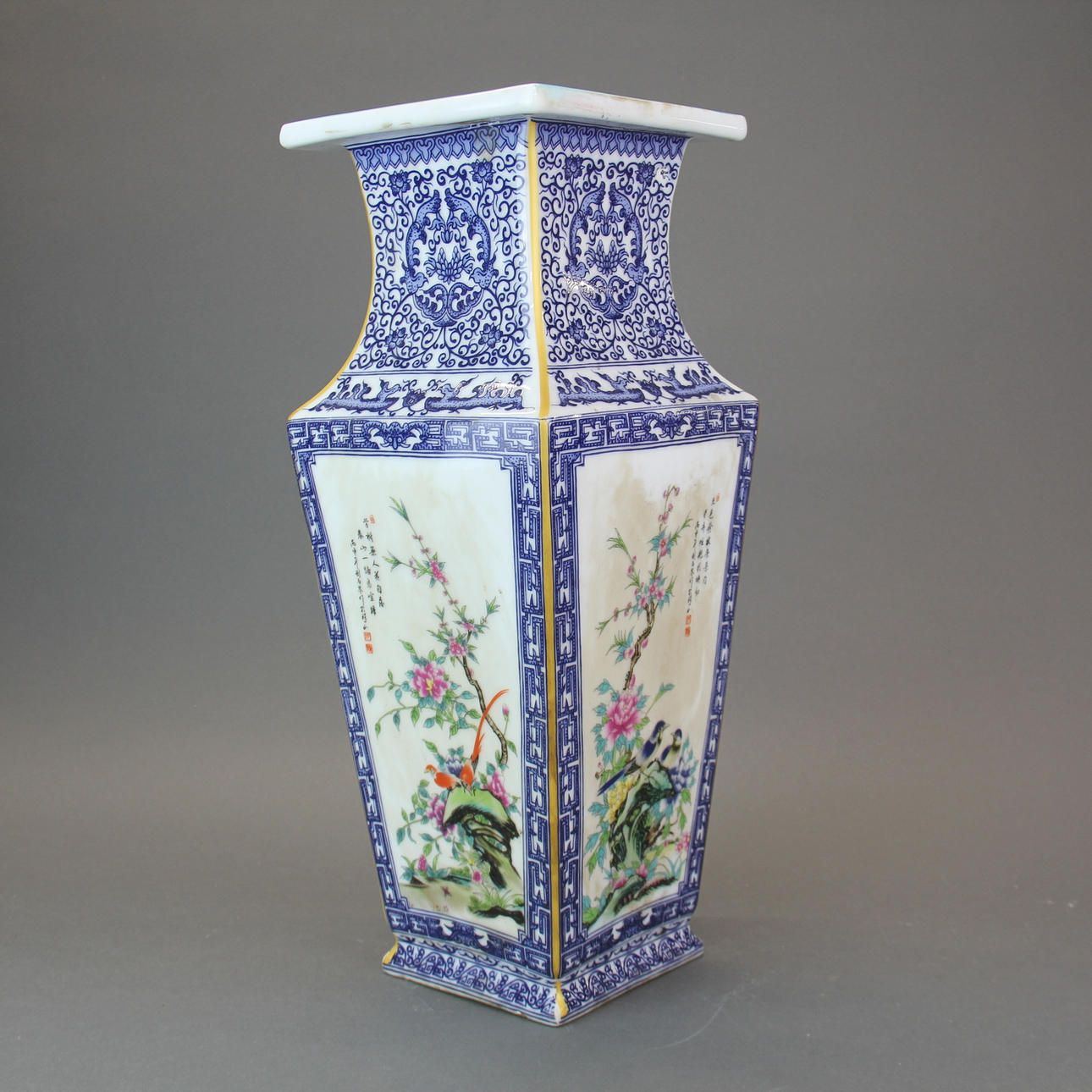 CHINESE PORCELAIN VASE.