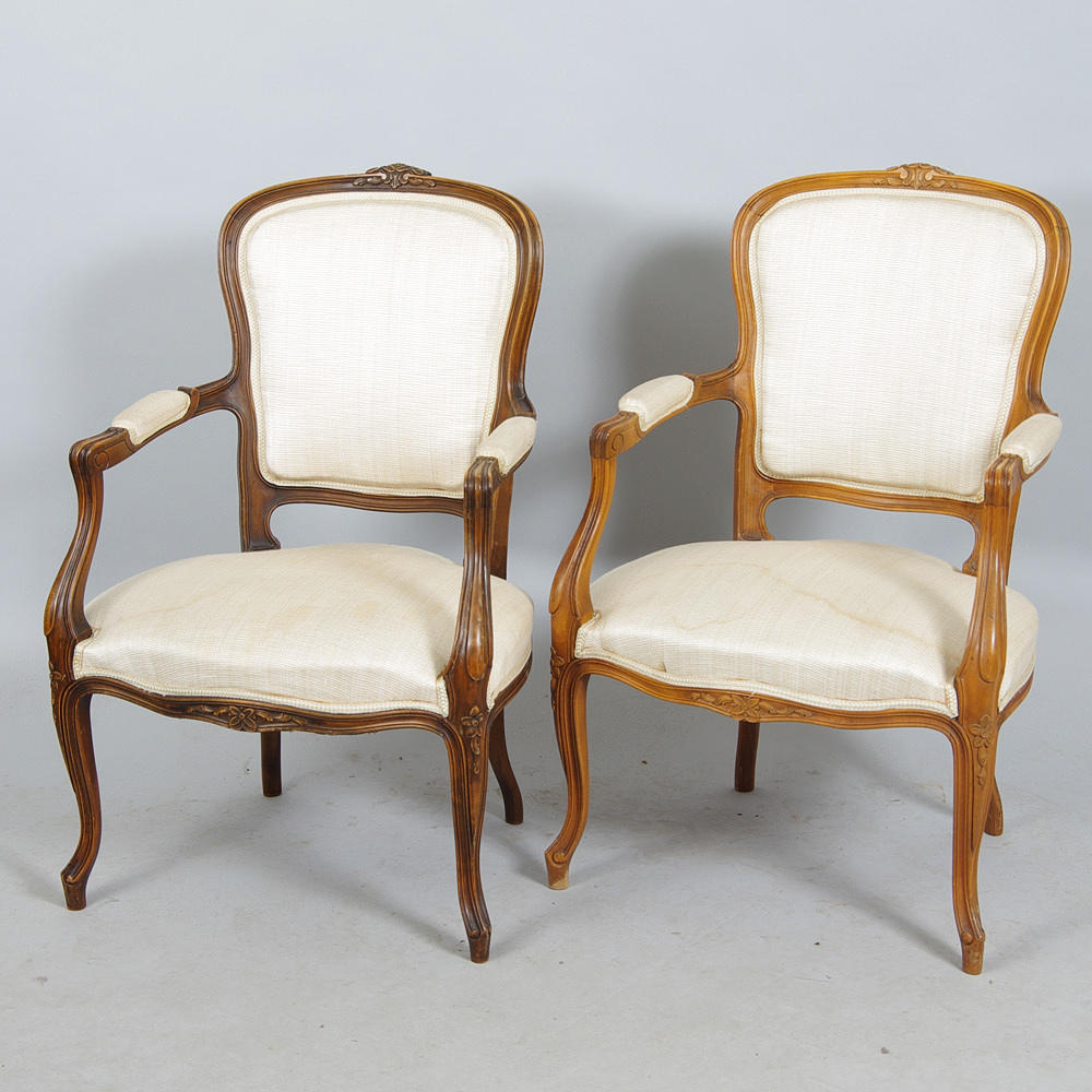 FÅTÖLJER, 2 stycken snarlika, rokokostil.