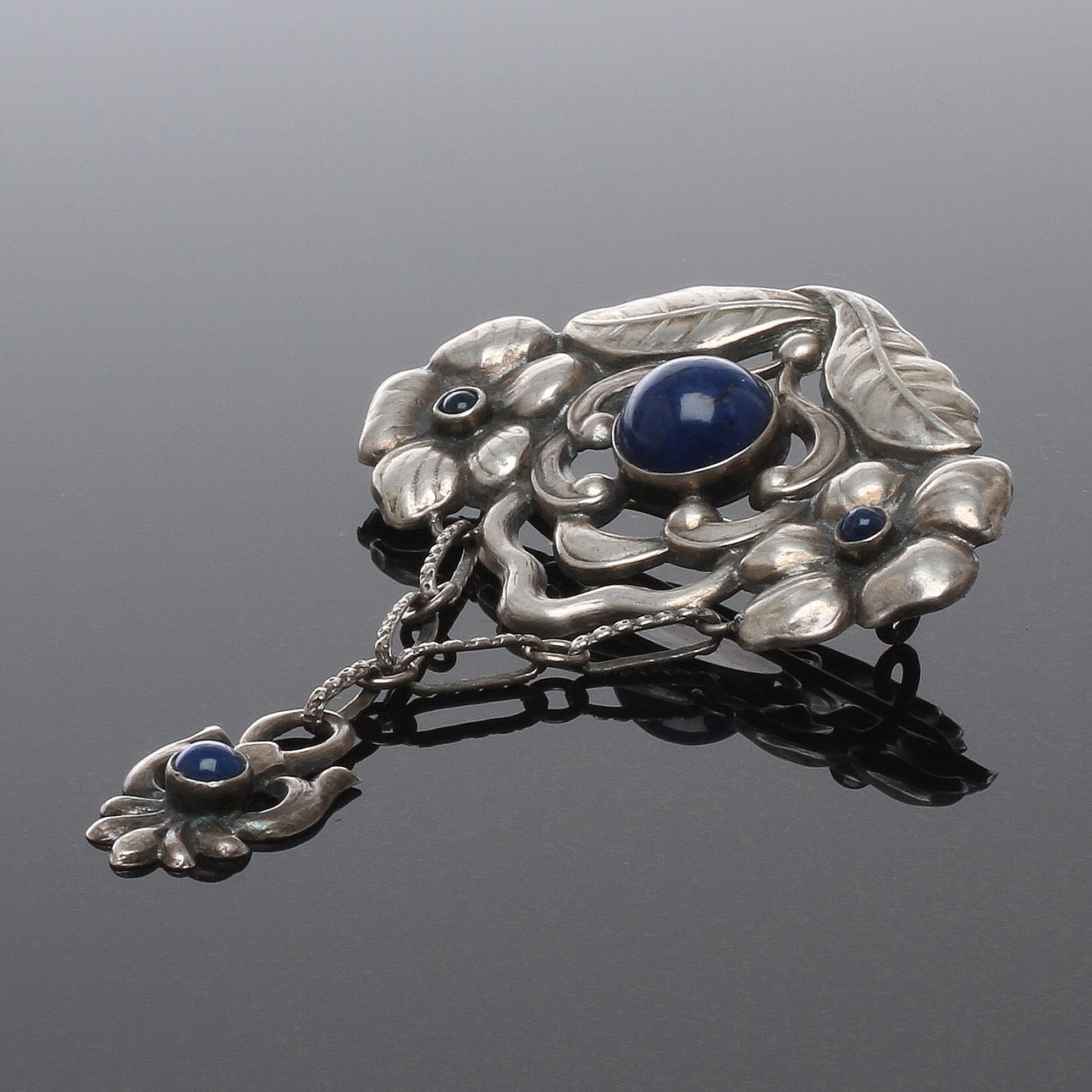 BROSCH, silver, samt cabochonslipade blå stenar, svensk importstämpel, 1900-talets första hälft.
