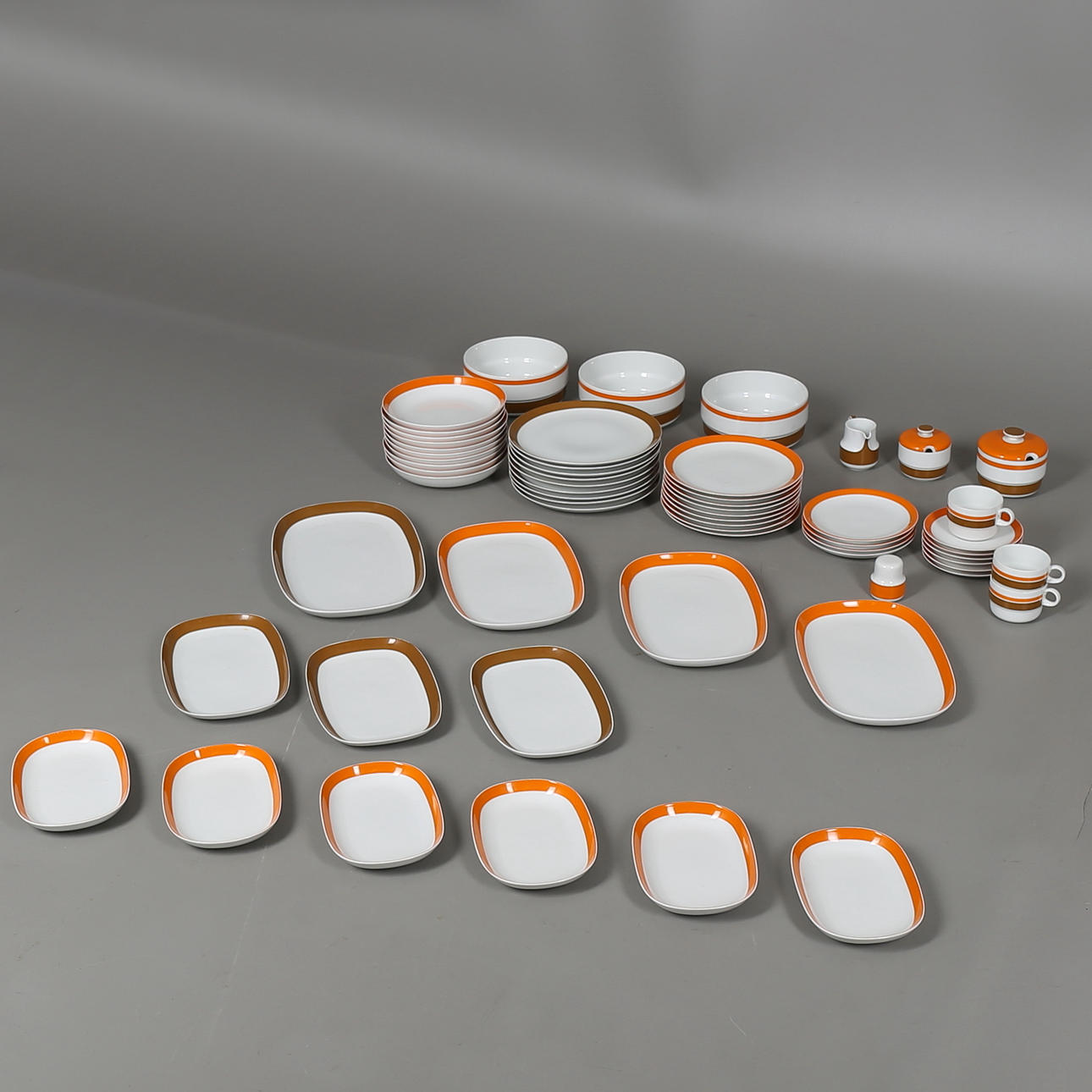 MATSERVIS i porslin, 53 delar, Porzellanfabrik Schönwald, Västtyskland.