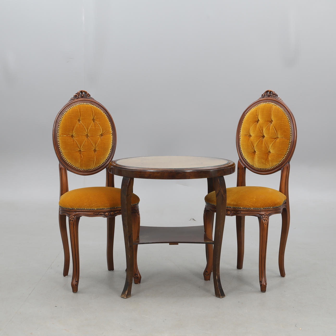 STOLE et par, samt bord med glasplade.