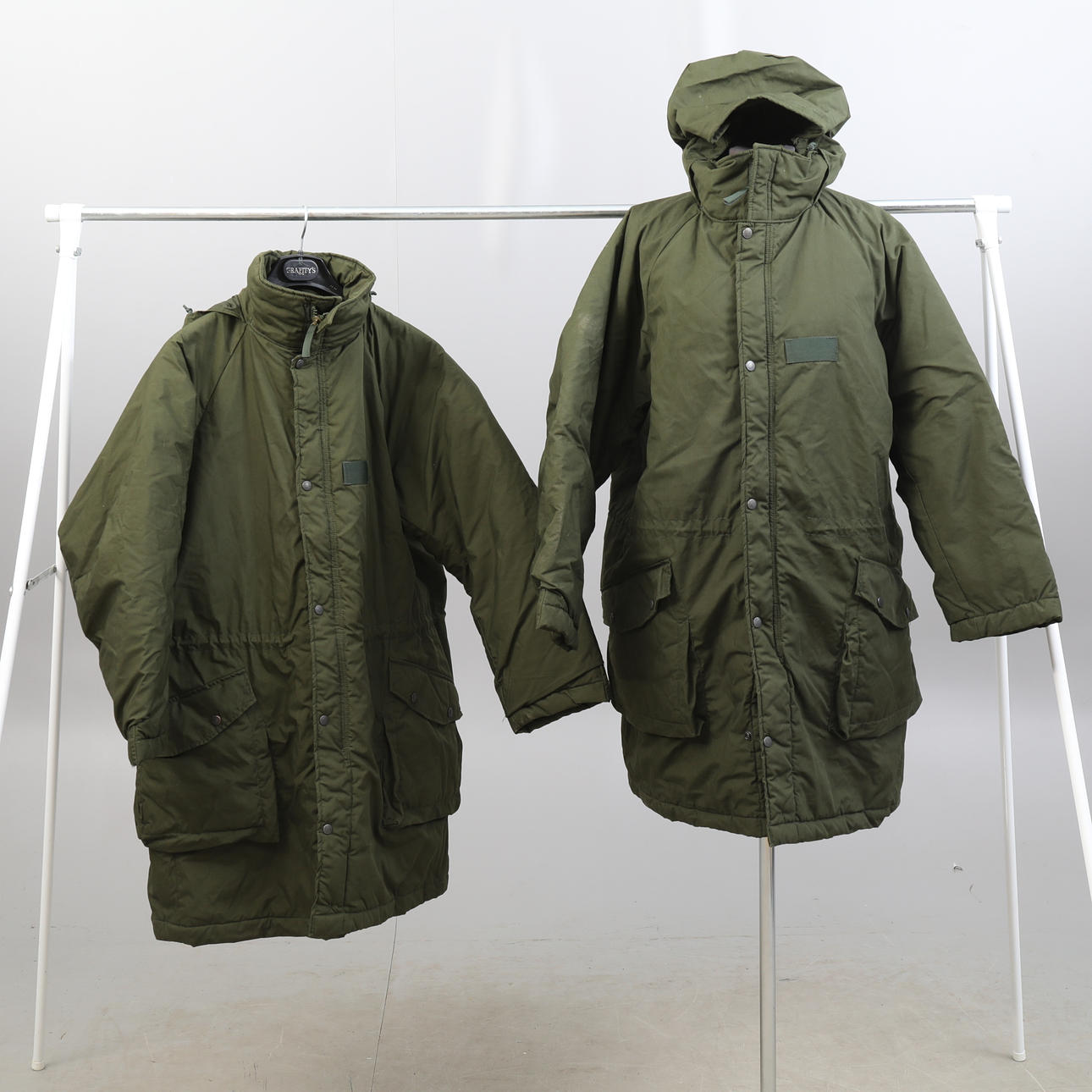 MILITÄRKAPPOR. 2 st.