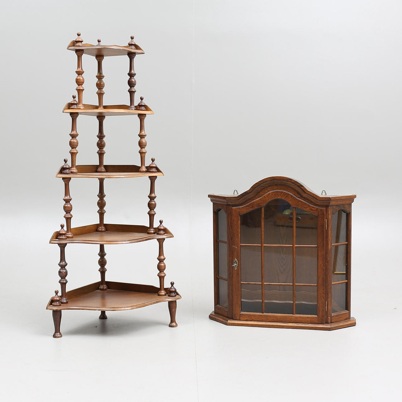 ATIENNEHYLLA samt VITRINSKÅP, 1900-tal.