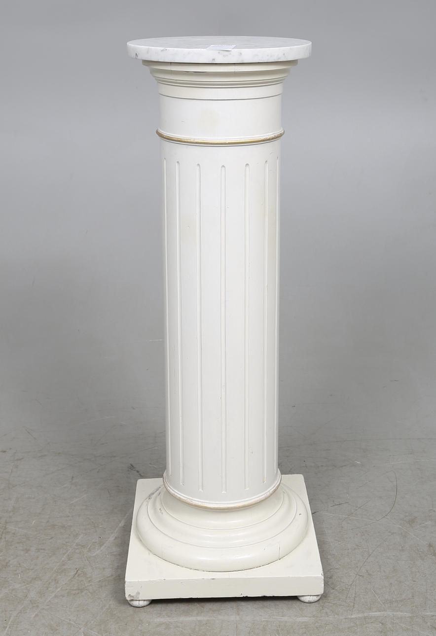 PIEDESTAL, kolonnformad, vitmålad, sekelskiftet 1900.