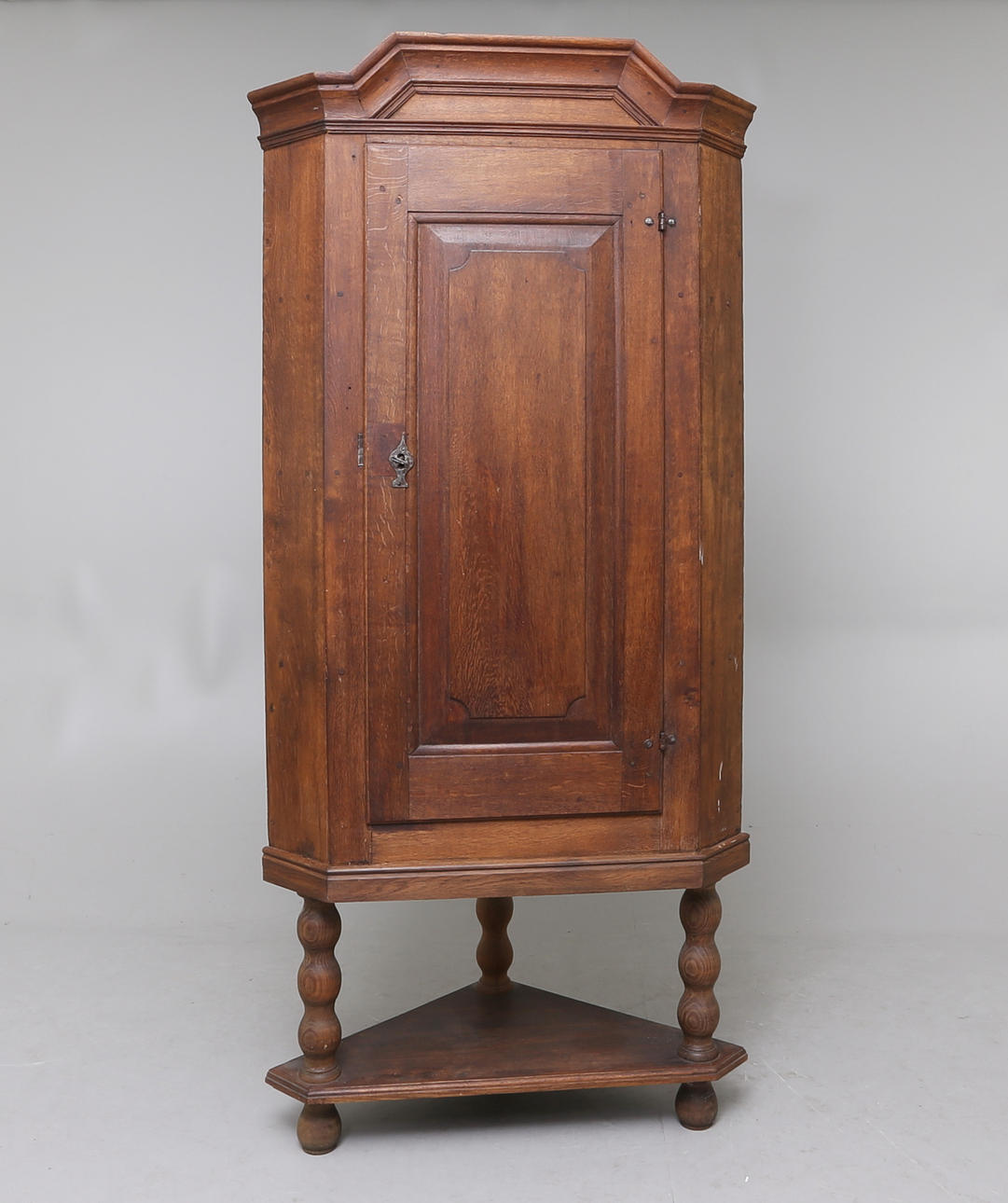 HÖRNSKÅP, 1800-tal.