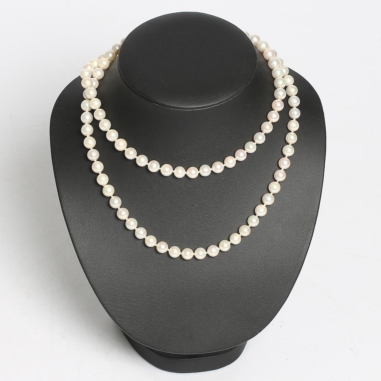 COLLIER, 100 odlade pärlor, 7,5-8 mm. Lås i silver.