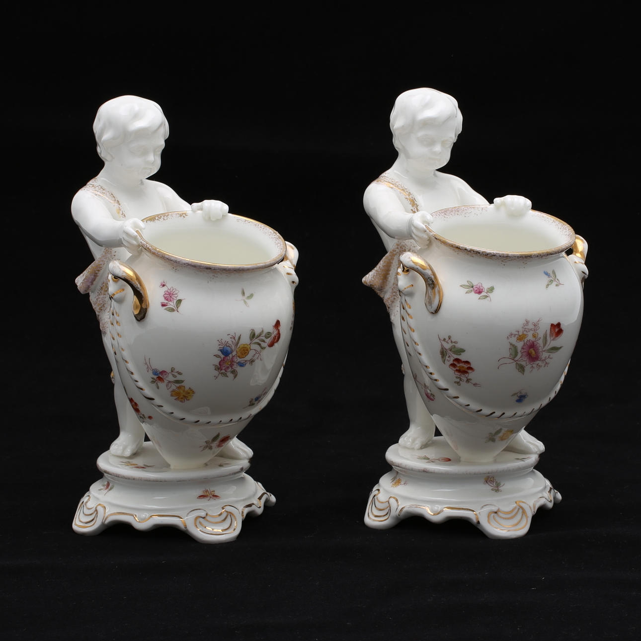 FIGURINVASER, ett par, porslin, Rörstrand, 1800-talets slut.