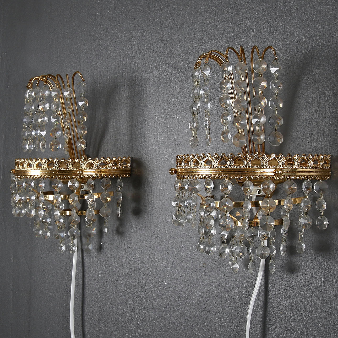 VÄGGLYSTRAR, ett par, 1900-talets andra hälft.