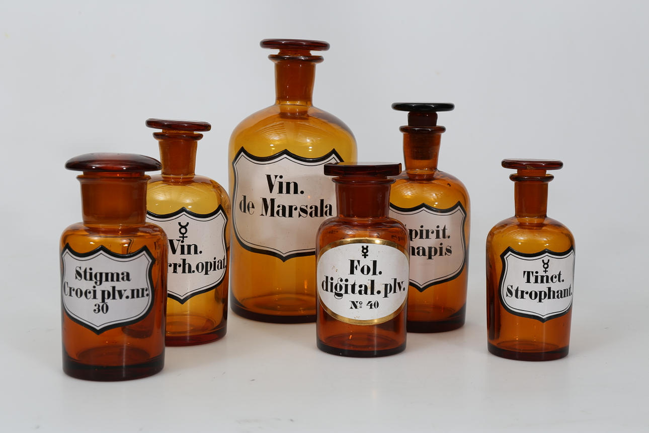 APOTEKSFLASKOR, glas, 6 stycken, 1900-talets första hälft.