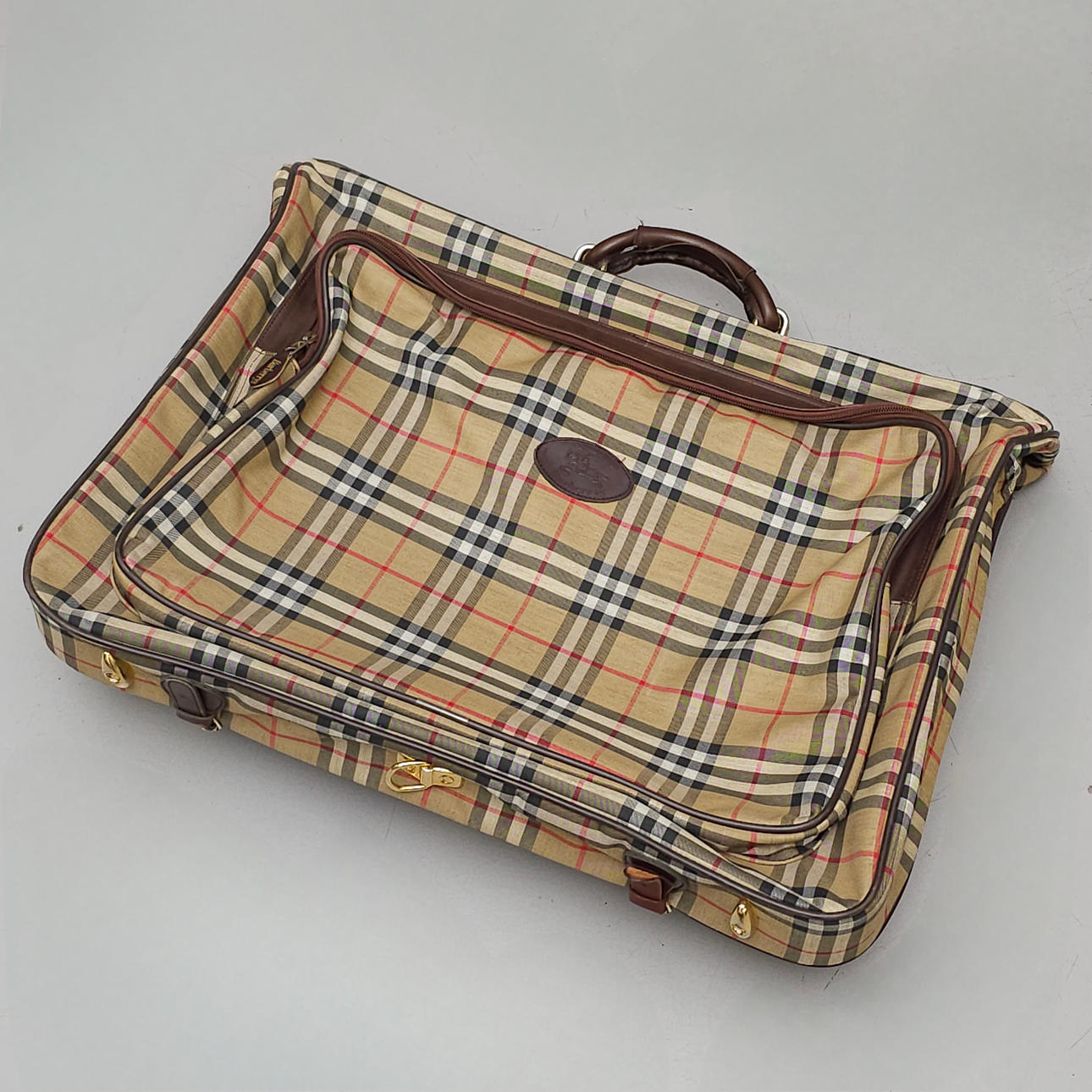 BURBERRYS 70-TALS KOSTYMHÅLLARE.