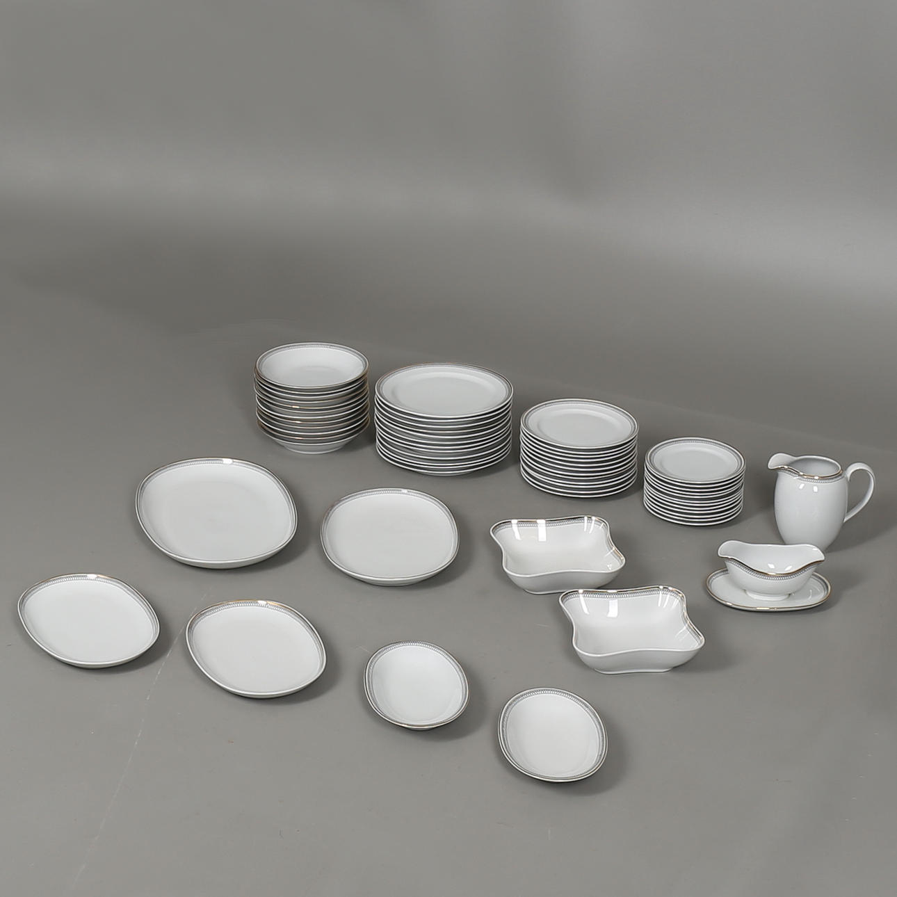 MATSERVISDELAR i porslin, 57 delar, Bareuther, Bavaria, Tyskland.