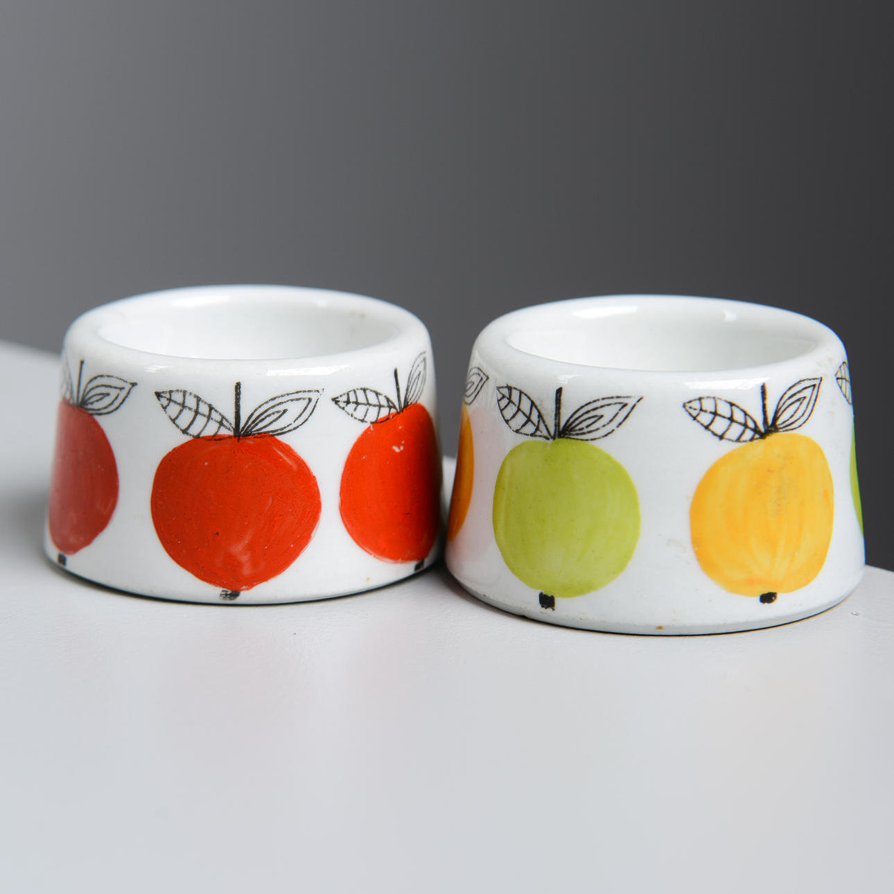 ESTERI TOMULA. Äggkoppar, 2 st, flintgods, Arabia.