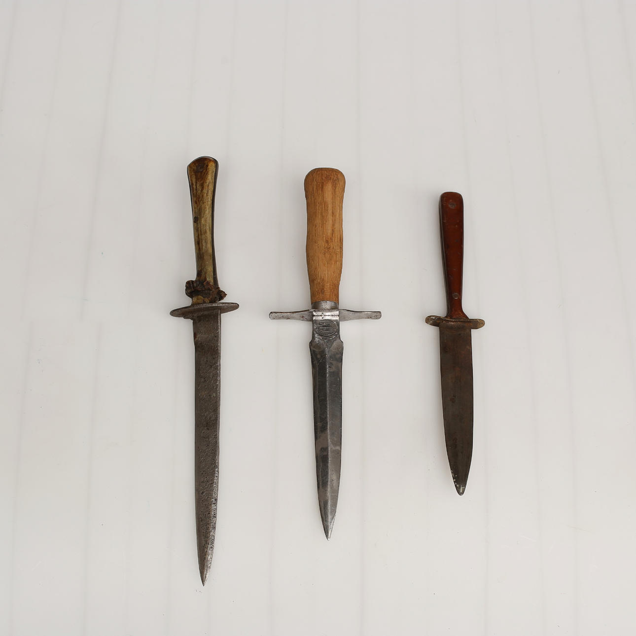 MESSER, Konvolut von drei Dolchen/Messern.