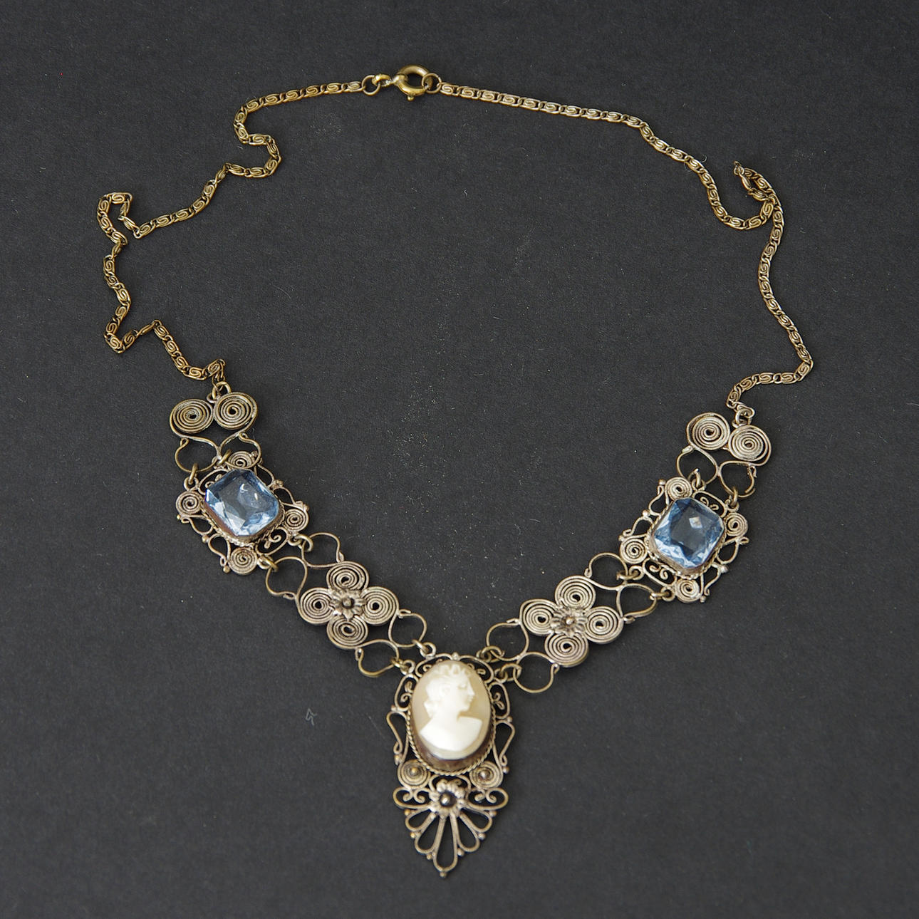 COLLIER, filigran med camé, tidigt 1900-tal.