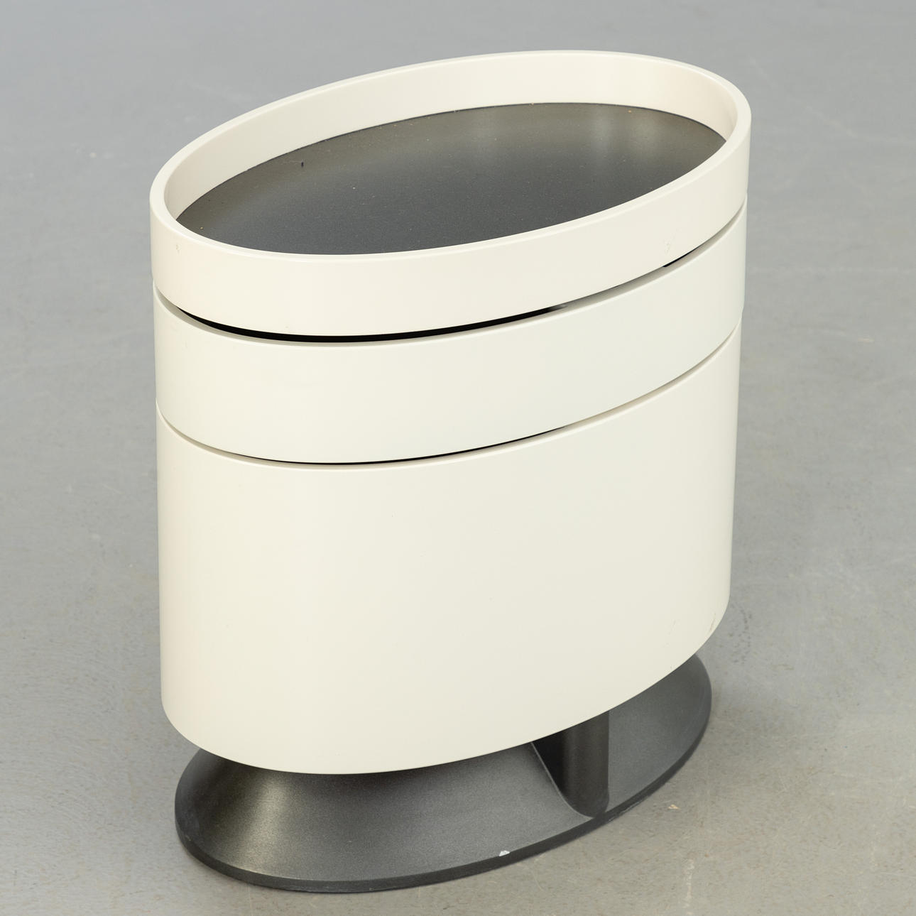 Tagliabue. Barskåp/sidobord ”Bitte Tower”.