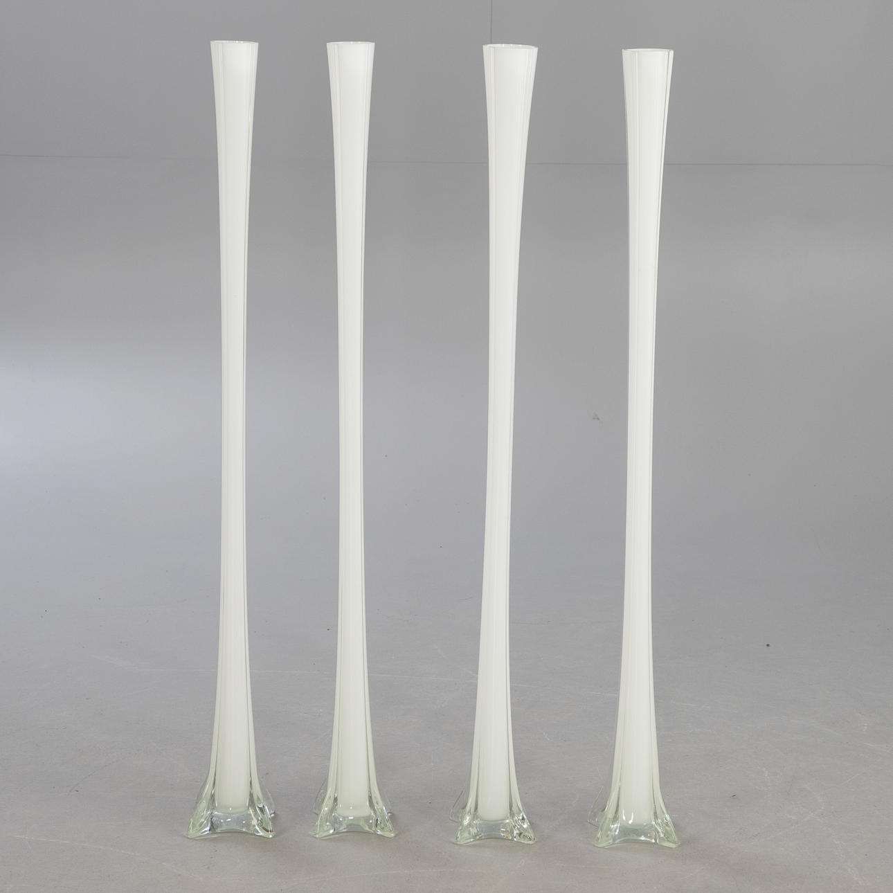 4 stora glasvaser, vita.