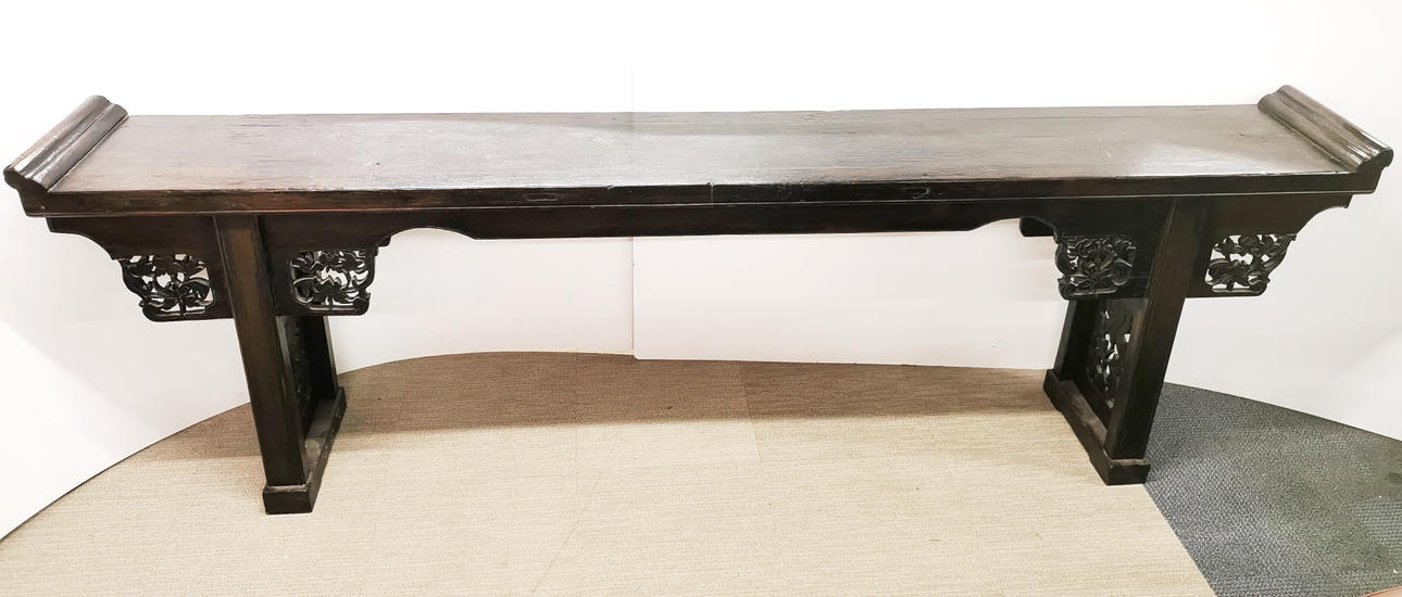 CHINESISCHER ALTARTISCH AUS HARTHOLZ.