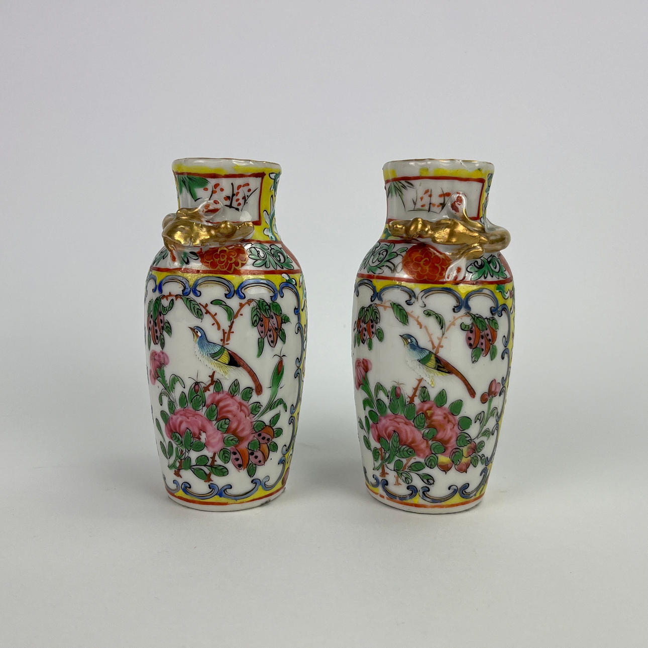 VASES, a pair. Porcelain, China.