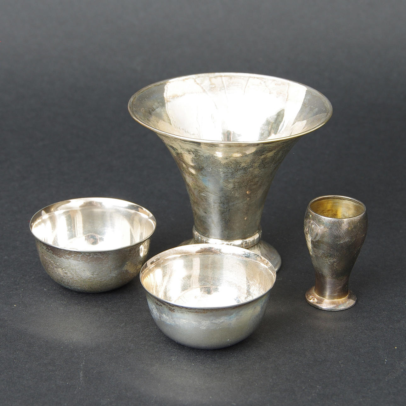 BÄGARE, 4 stycken, silver.