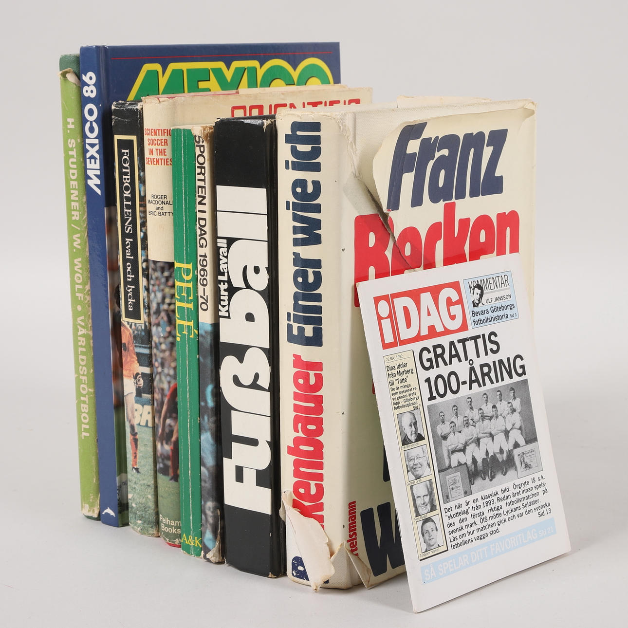 Books, 8+1, about football.