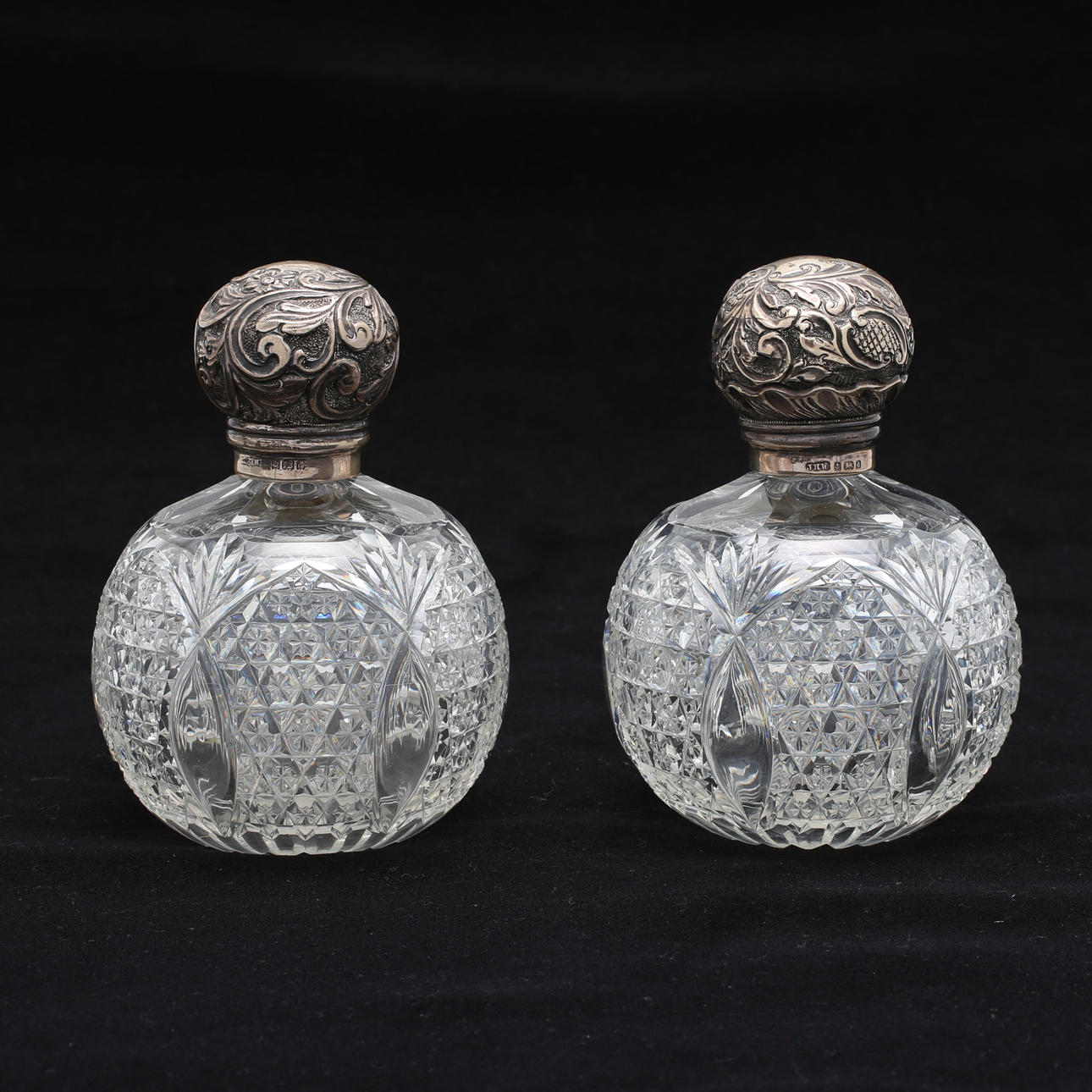 FLASKOR/FLAKONGER, slipat glas med silverlock, ett par, John Henry Wynn, Birmingham, 1903.