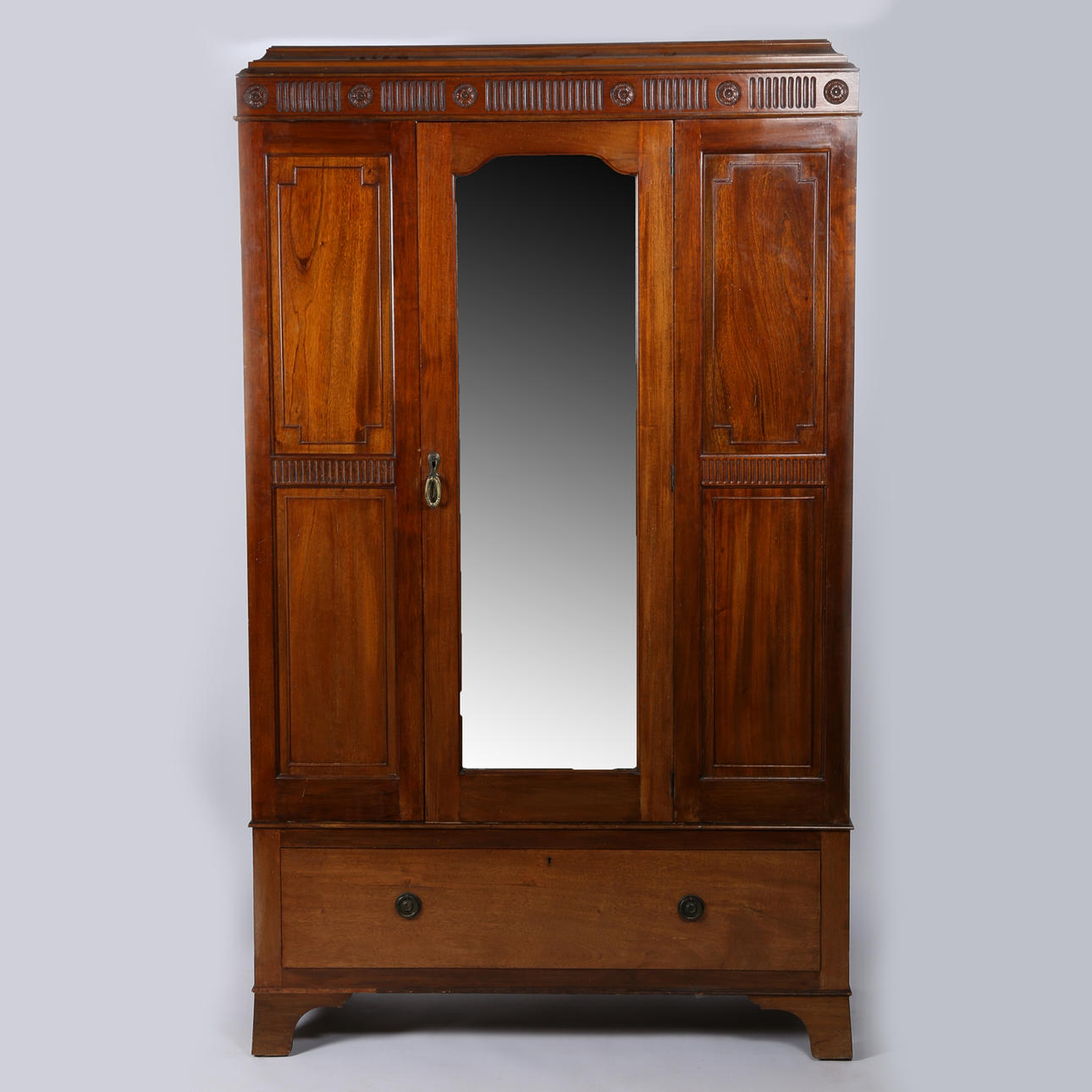 AN EDWARDIAN MAHOGANY SINGLE DOOR WARDROBE.