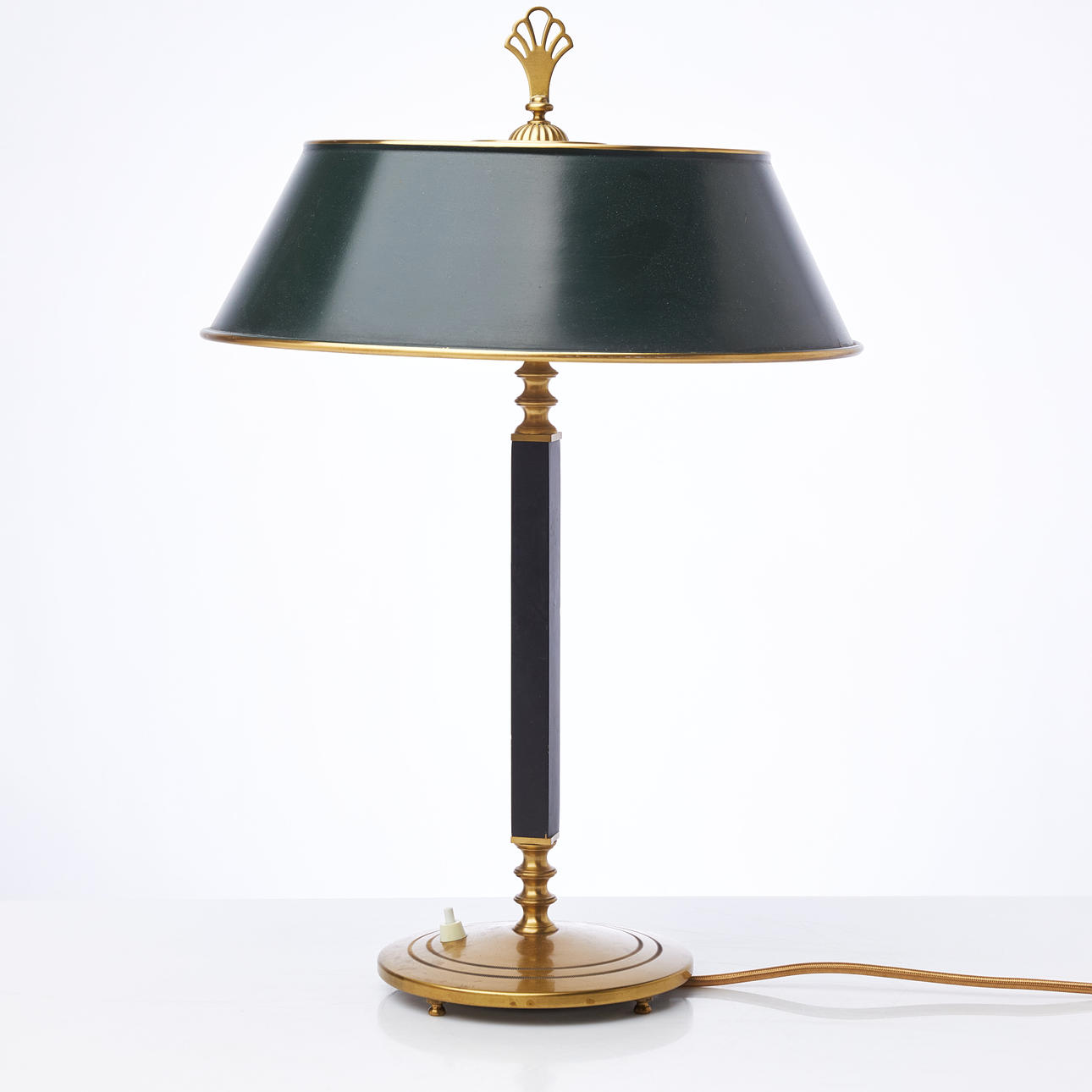 BÖHLMARKS, TISCHLAMPE. Messing mit geschwärztem Holz. Modell 6942.