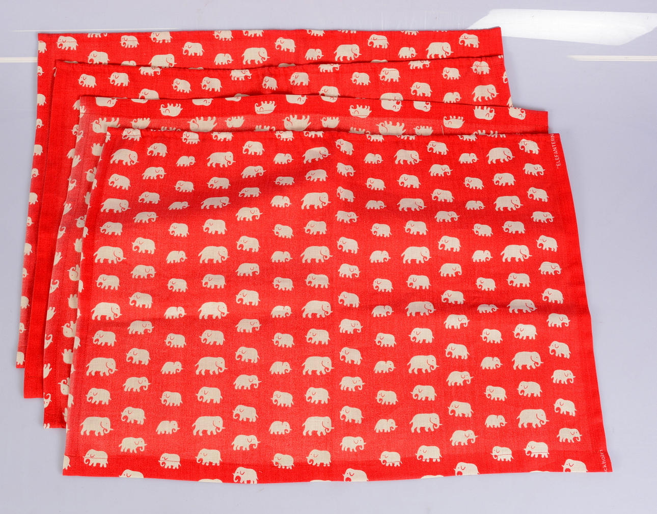 BORDSTABLETTER / DUKAR, 4 st, linne, "Röd Elefant", Estrid Ericson, Firma Svenskt Tenn.