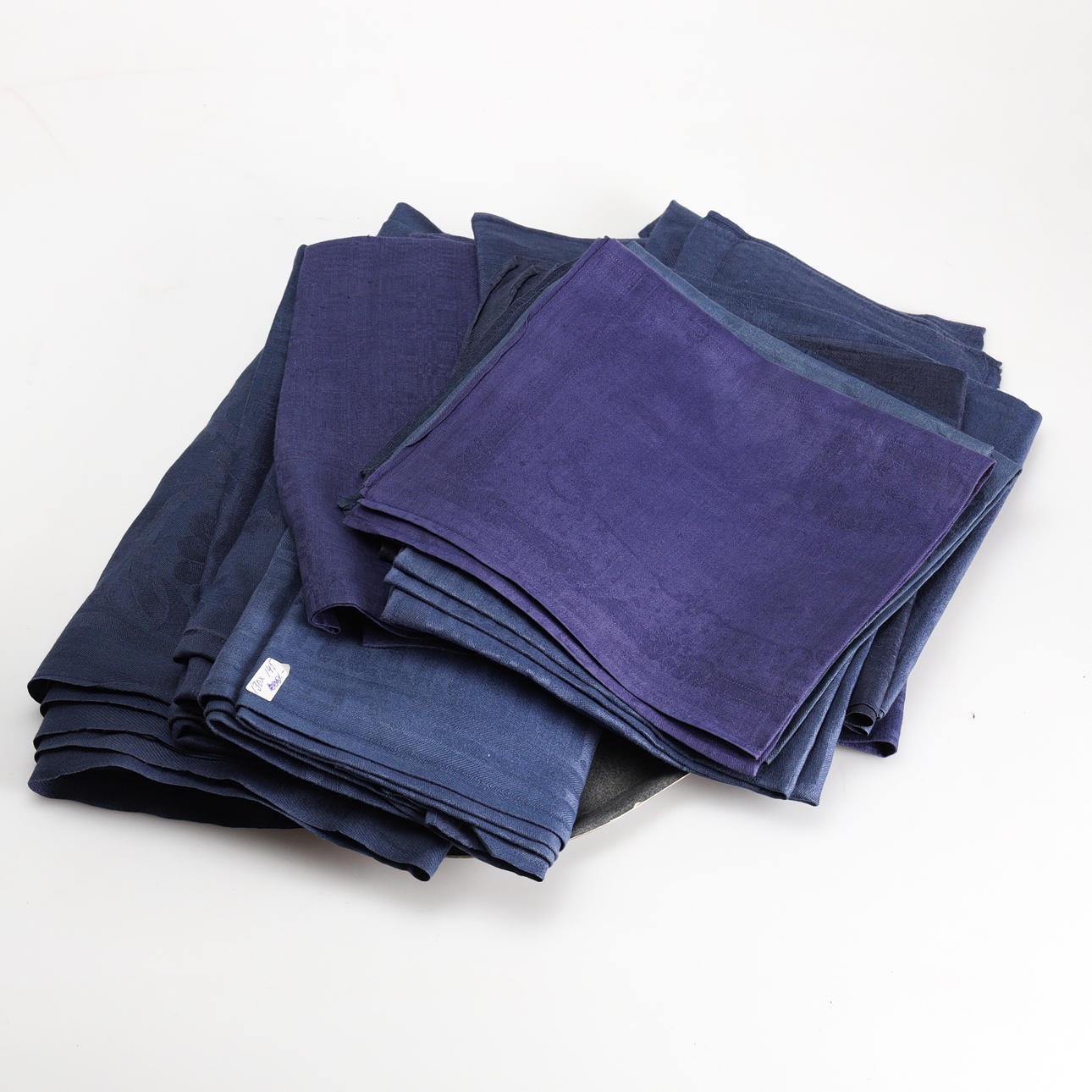 DUKAR & SERVETTER, indigofärgad damastvävt linne.