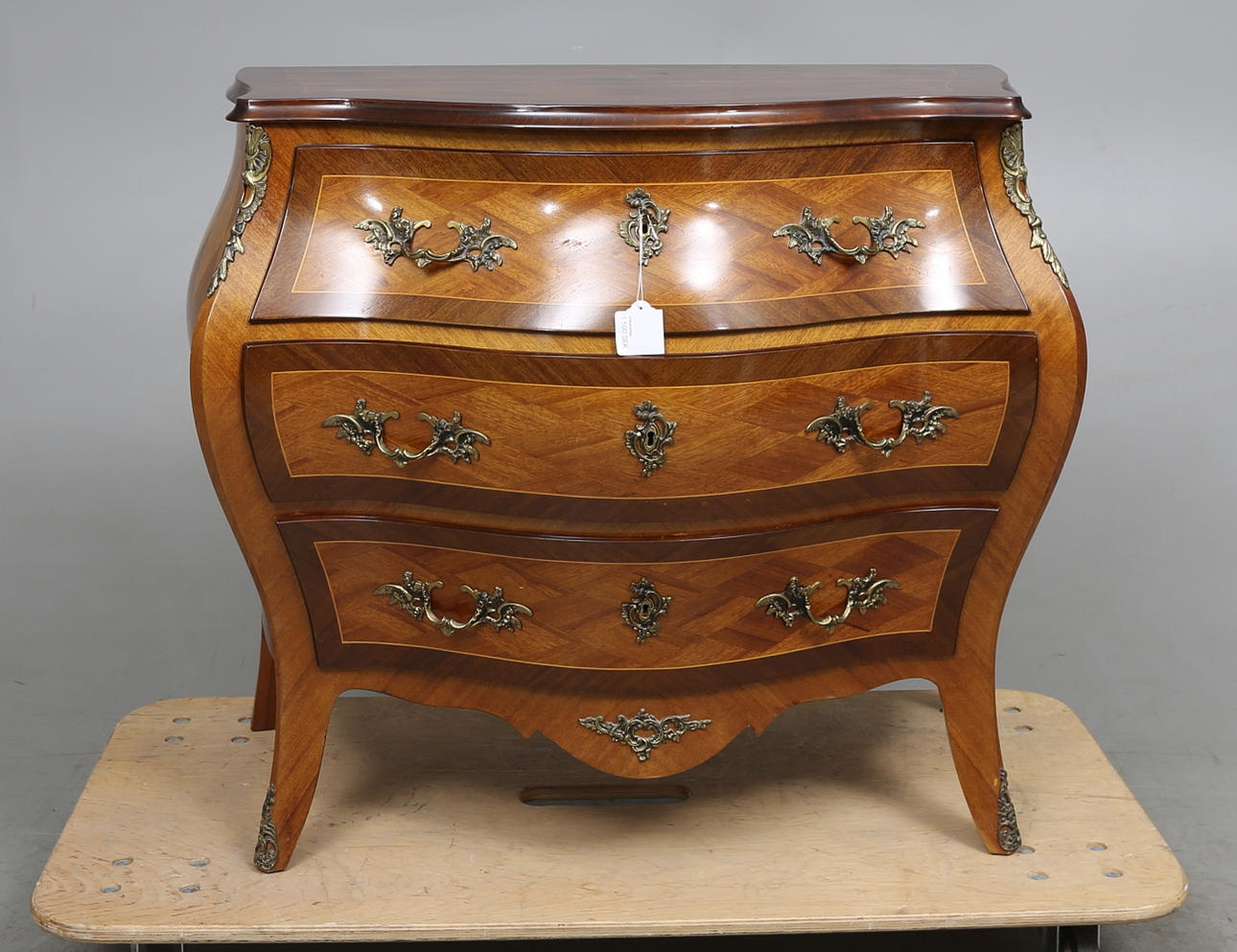 BYRÅ, rokokostil, 1900-talets mitt.