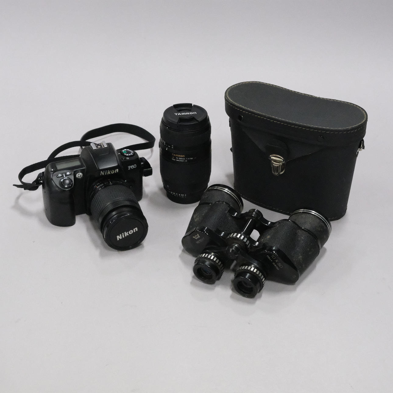 KAMERA NIKON, OBJEKTIV, BLITZ UND FERNGLAS.