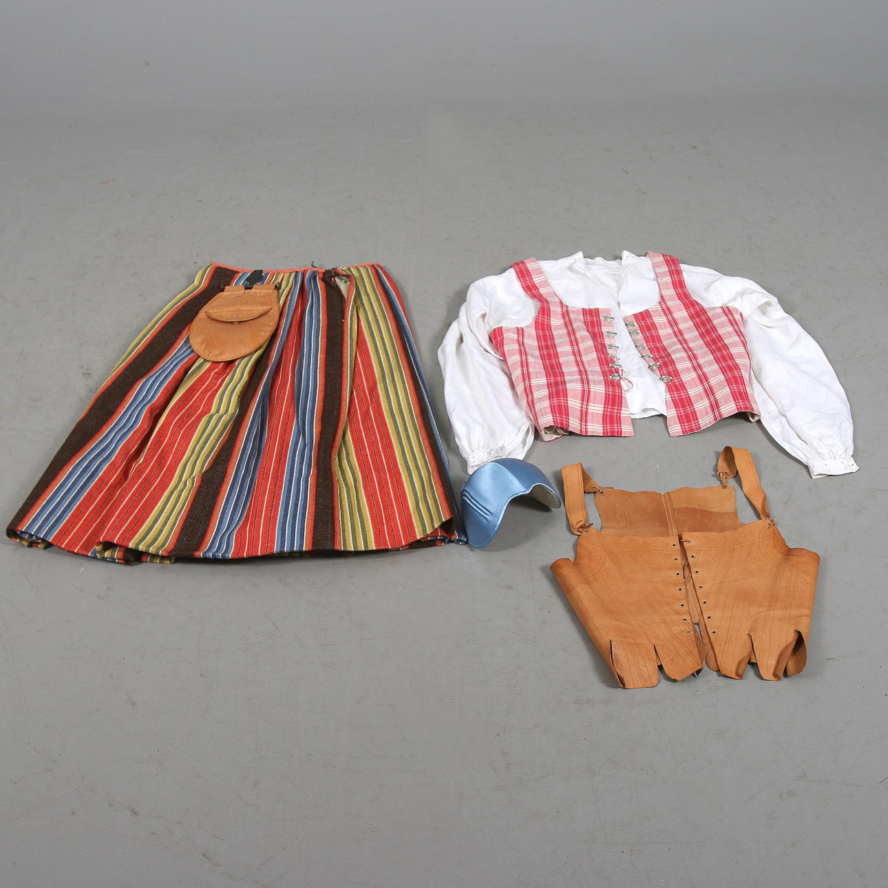 HEMBYGDSDRÄKT, 7 delar, "Medelpadsdräkten". 1900-tal.