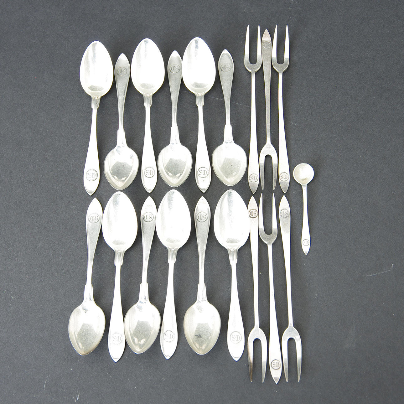 12 KAFFESKEDAR, 6 PLOCKGAFFLAR,SAMT SALTSKED, silver.