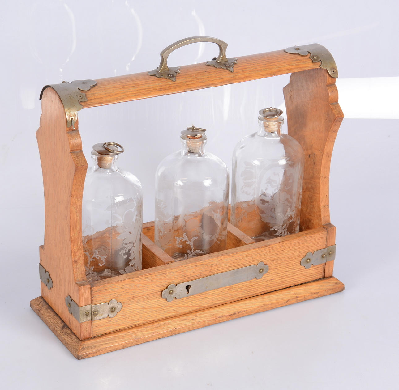 RESESCHATULL med 3 flaskor, trä, glas, 1900-talets slut.