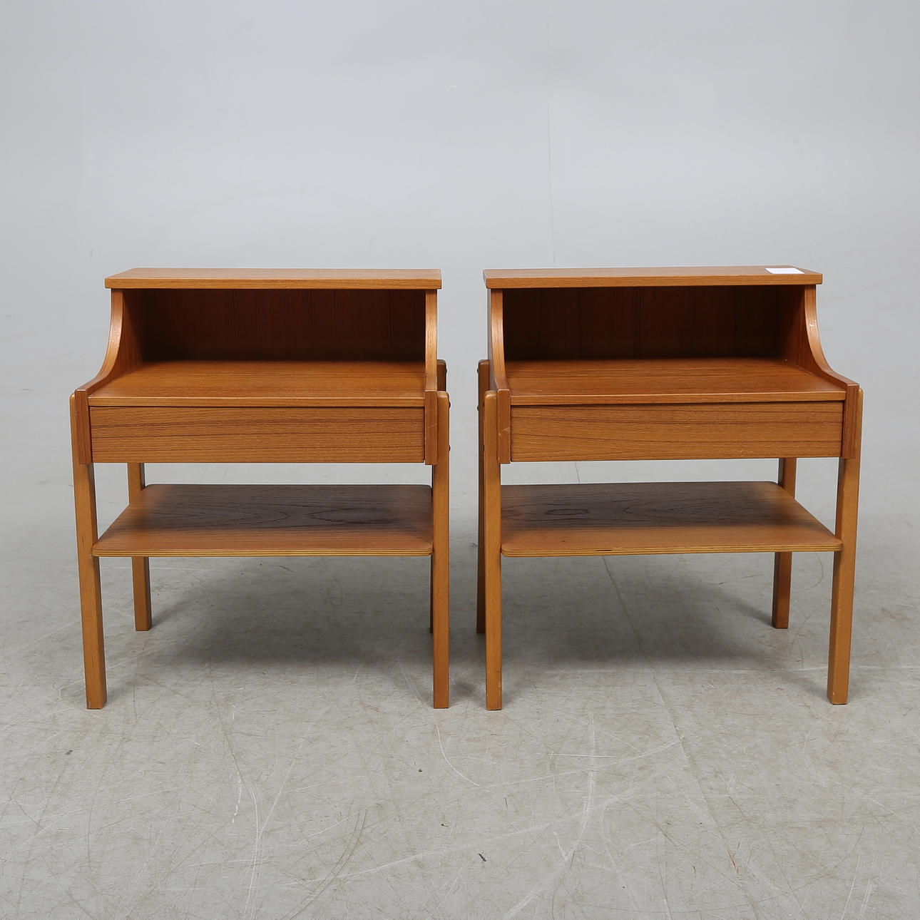 NATTDUKSBORD, ett par, teak, 1950/60-tal.