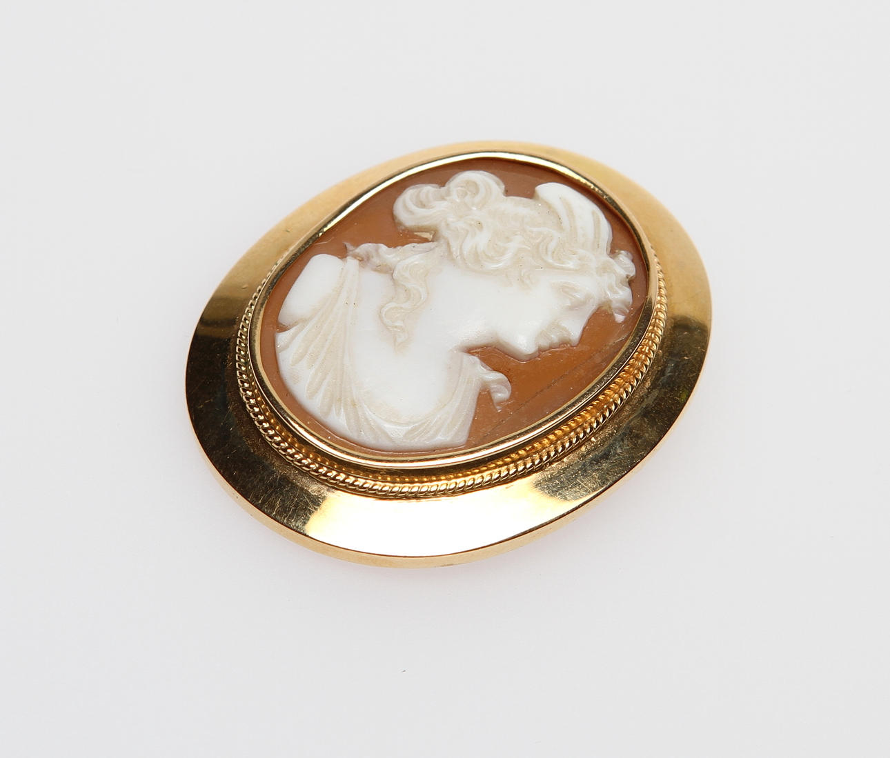 BROSCH. Camé, 18k guld.