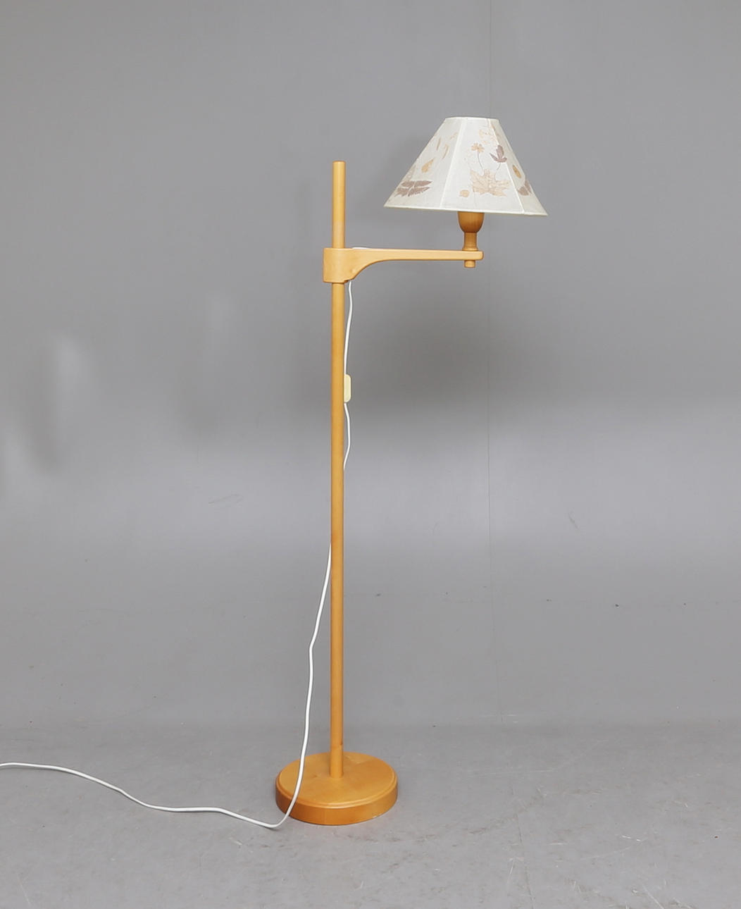 CARL MALMSTEN. Golvlampa, "Staken", björk.