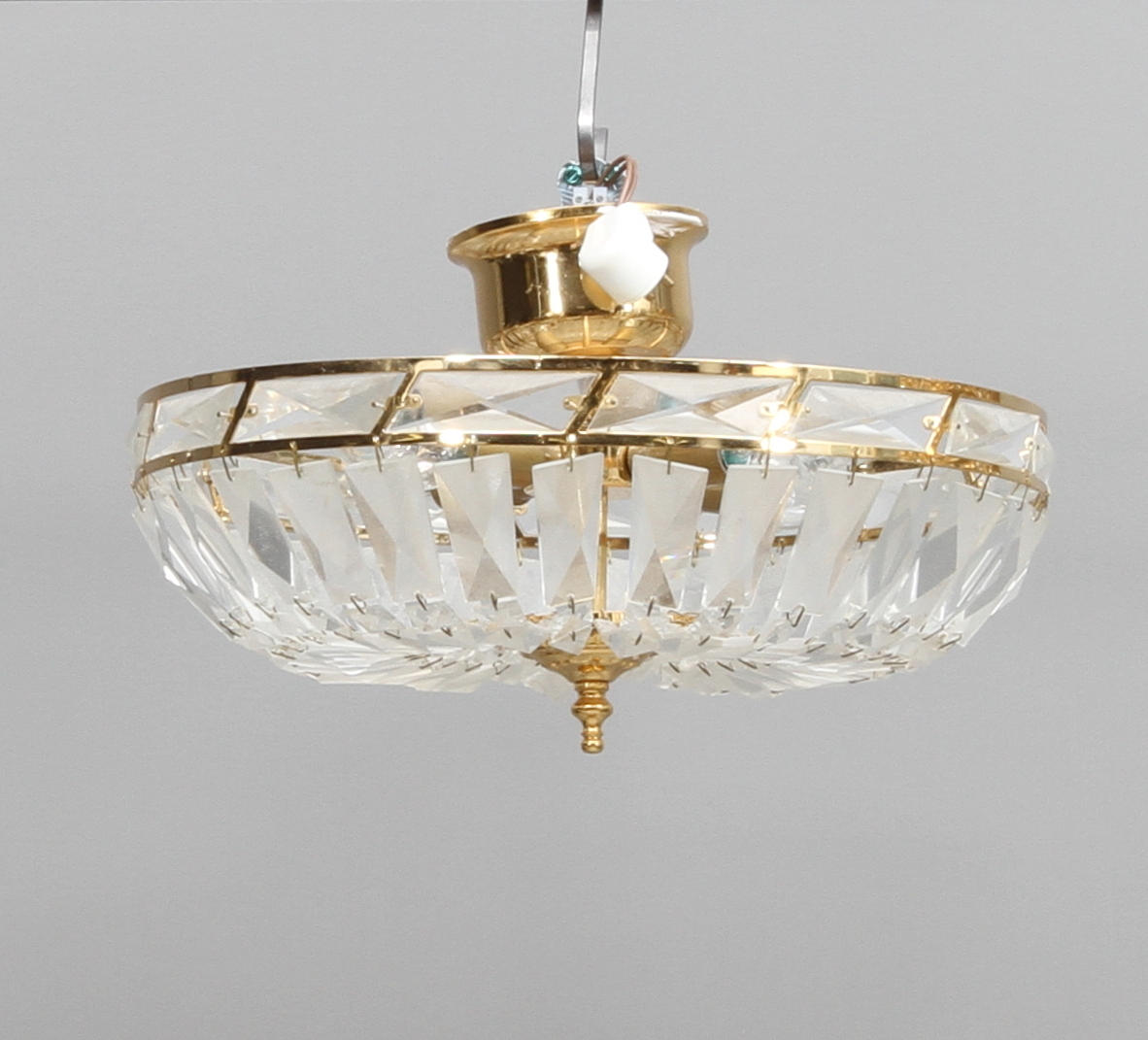 TAKLAMPA, behängd med prismor, 1900-talets slut.