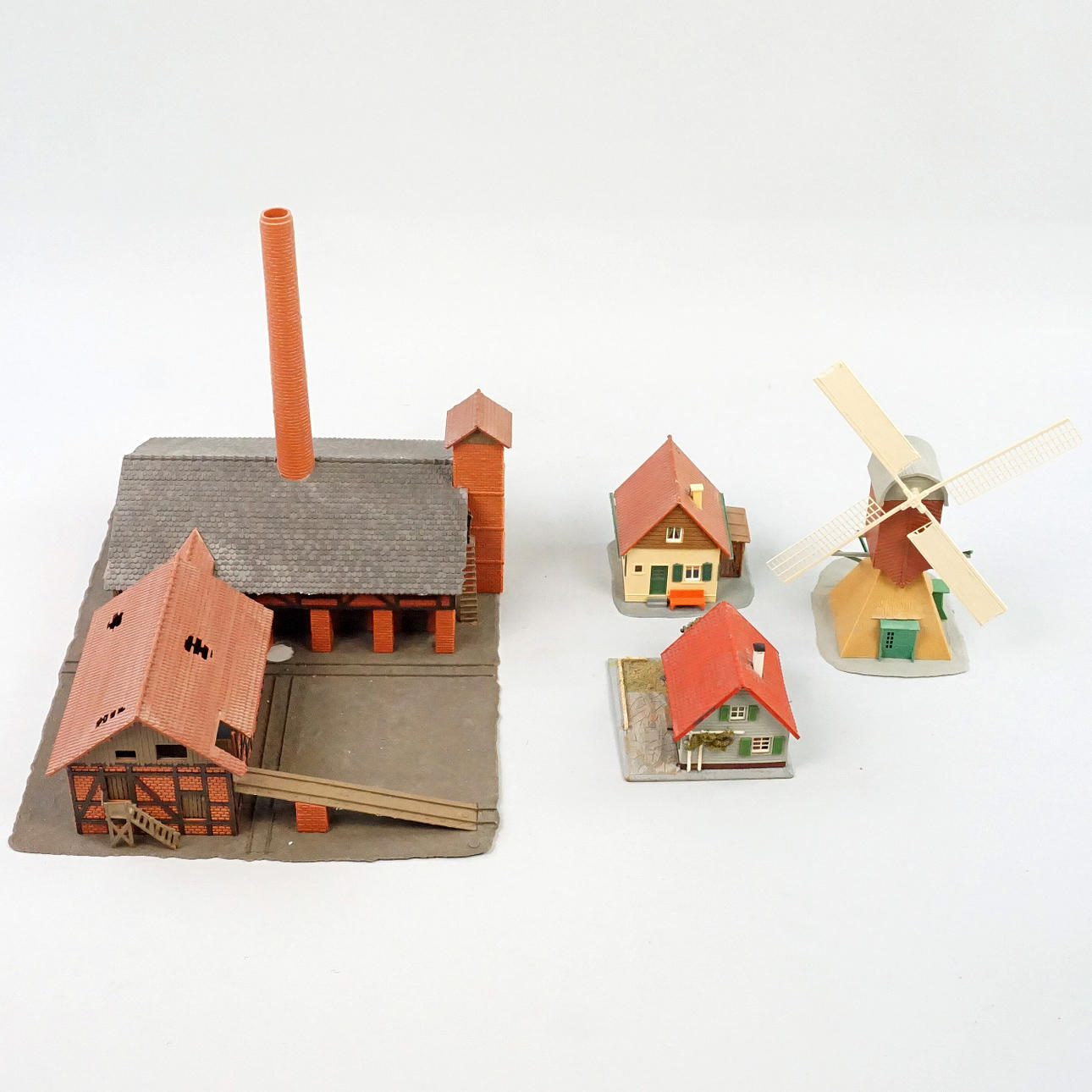 MODELLGEBÄUDE, 4 Stück, Kunststoff.