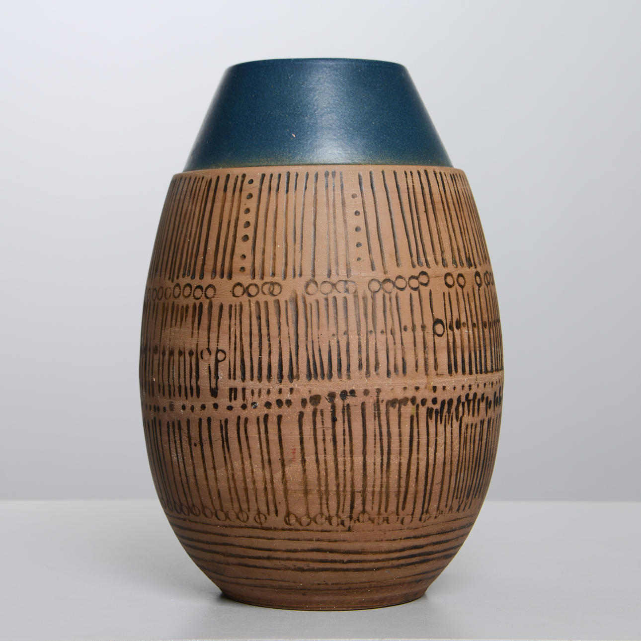 LISA LARSON. Bodenvase, „Granada“, Gustavsberg, signiert.
